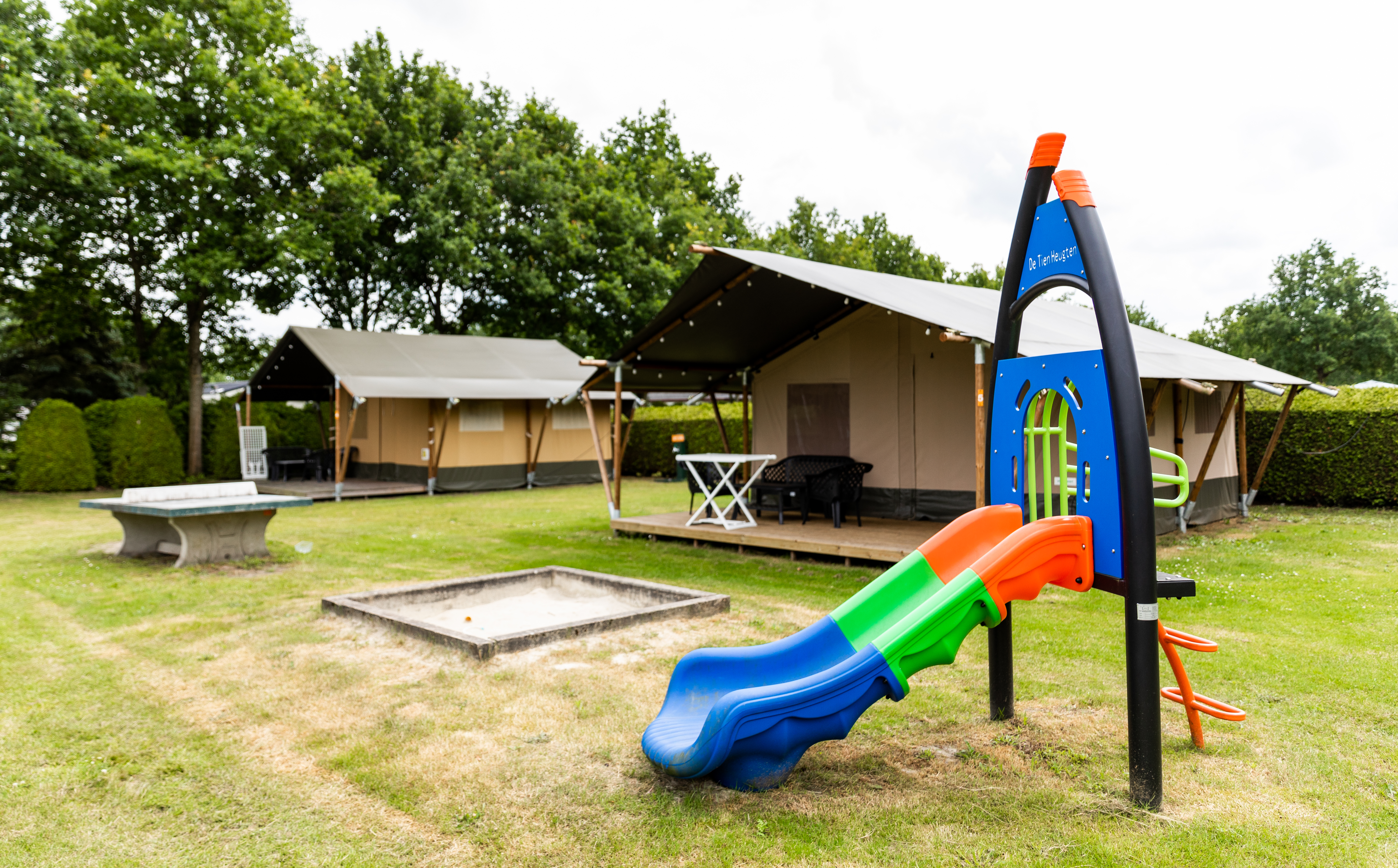 Ontdek het luxe kamperen in de gezellig ingerichte Safaritenten Familieverblijf voor 24 personen en geniet van de Drentse omgeving.Kom onthaasten en genieten met familie en vrienden. Deze sfeervol ing..