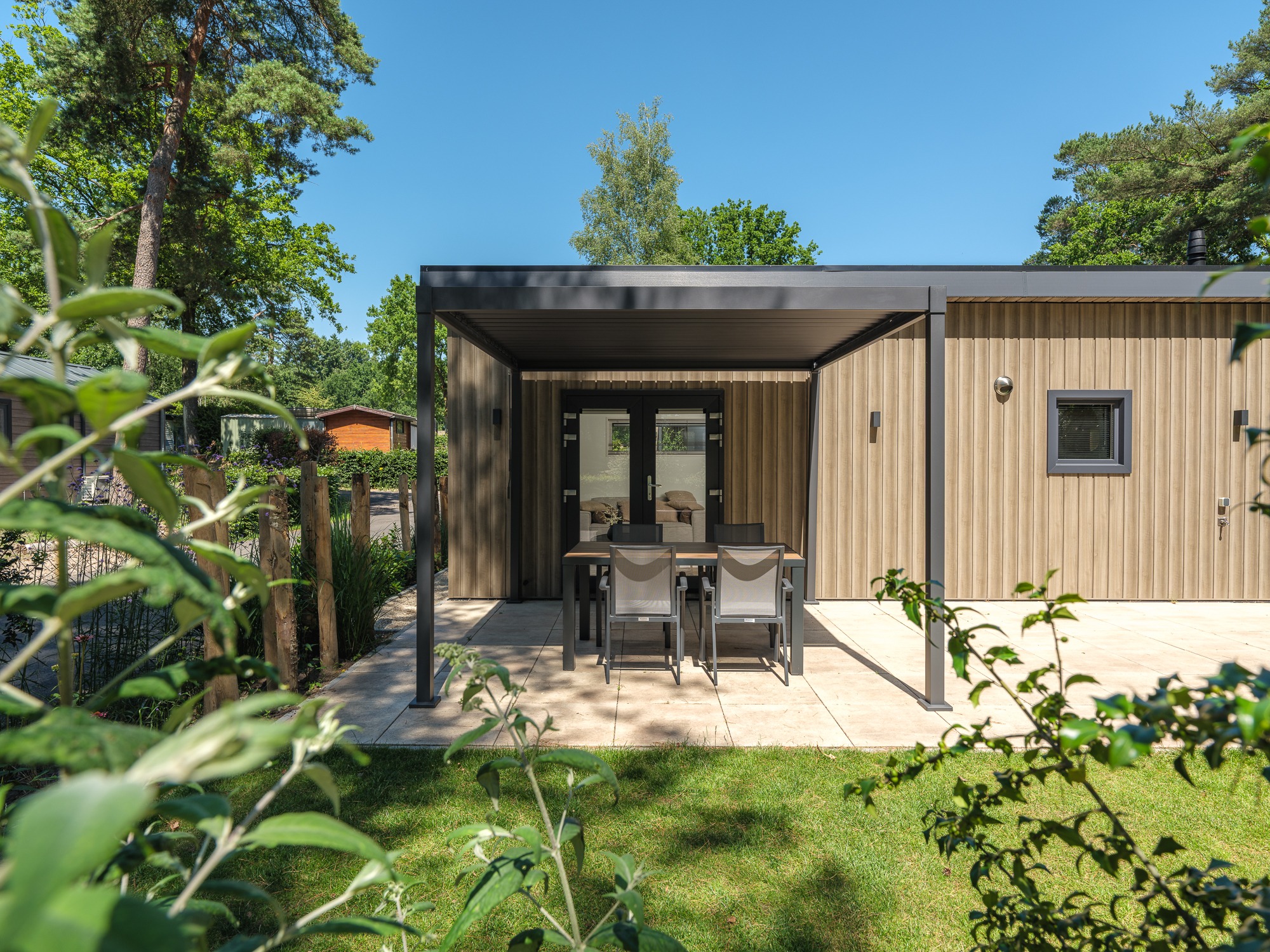Genießen Sie ein luxuriöses Ferienhaus für 2 Personen auf der Veluwe mit modernen Annehmlichkeiten, Klimaanlage und einer stilvollen Pergola.