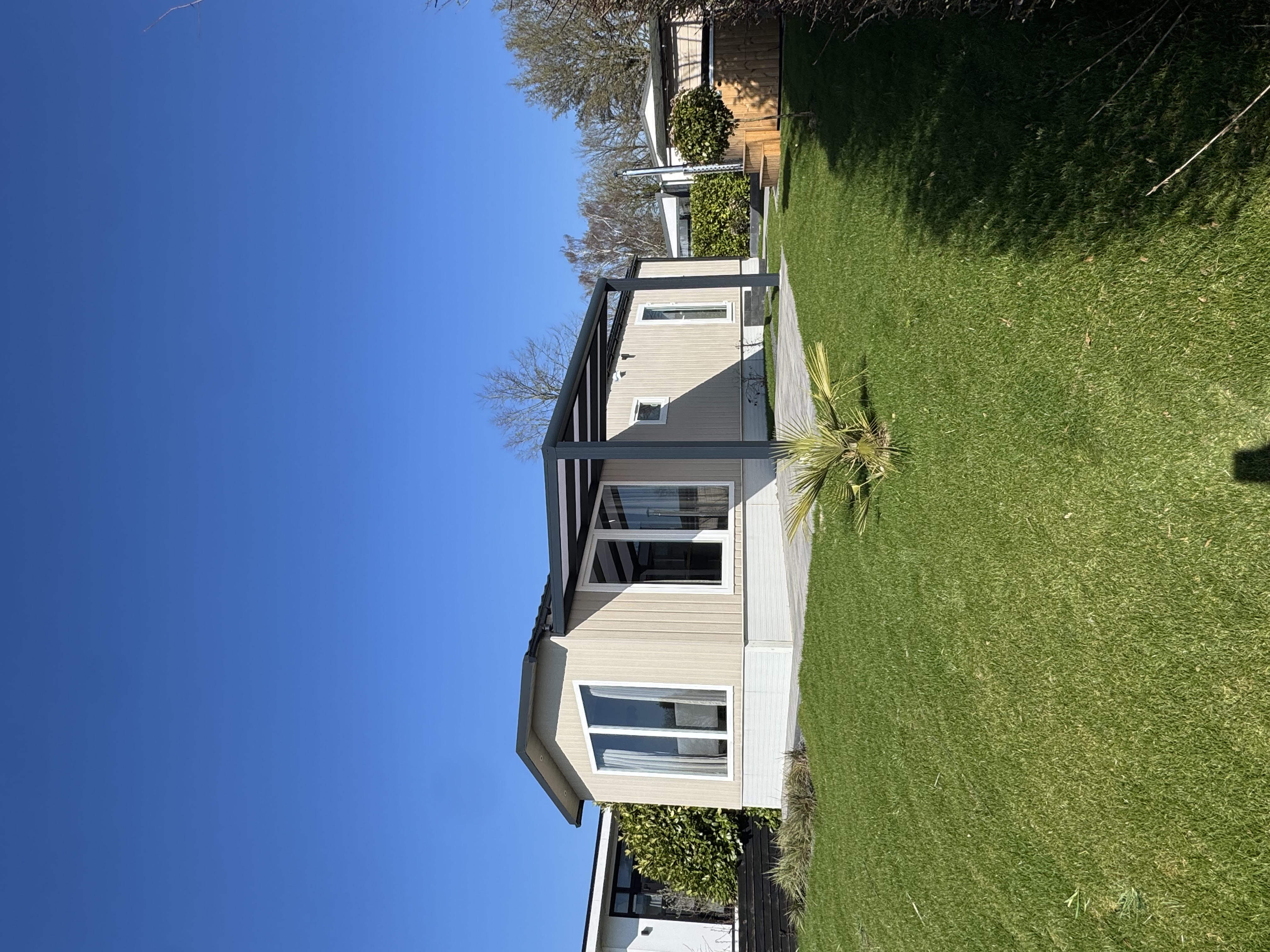 Genießen Sie einen herrlichen Aufenthalt am Wasser mit einem hottub.