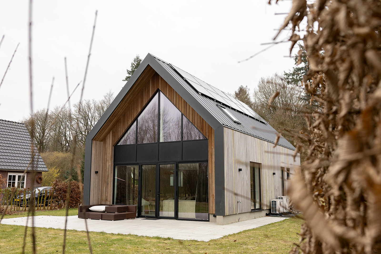 Großzügige Waldvilla mit sehr geräumigem Wohnbereich und großem Garten