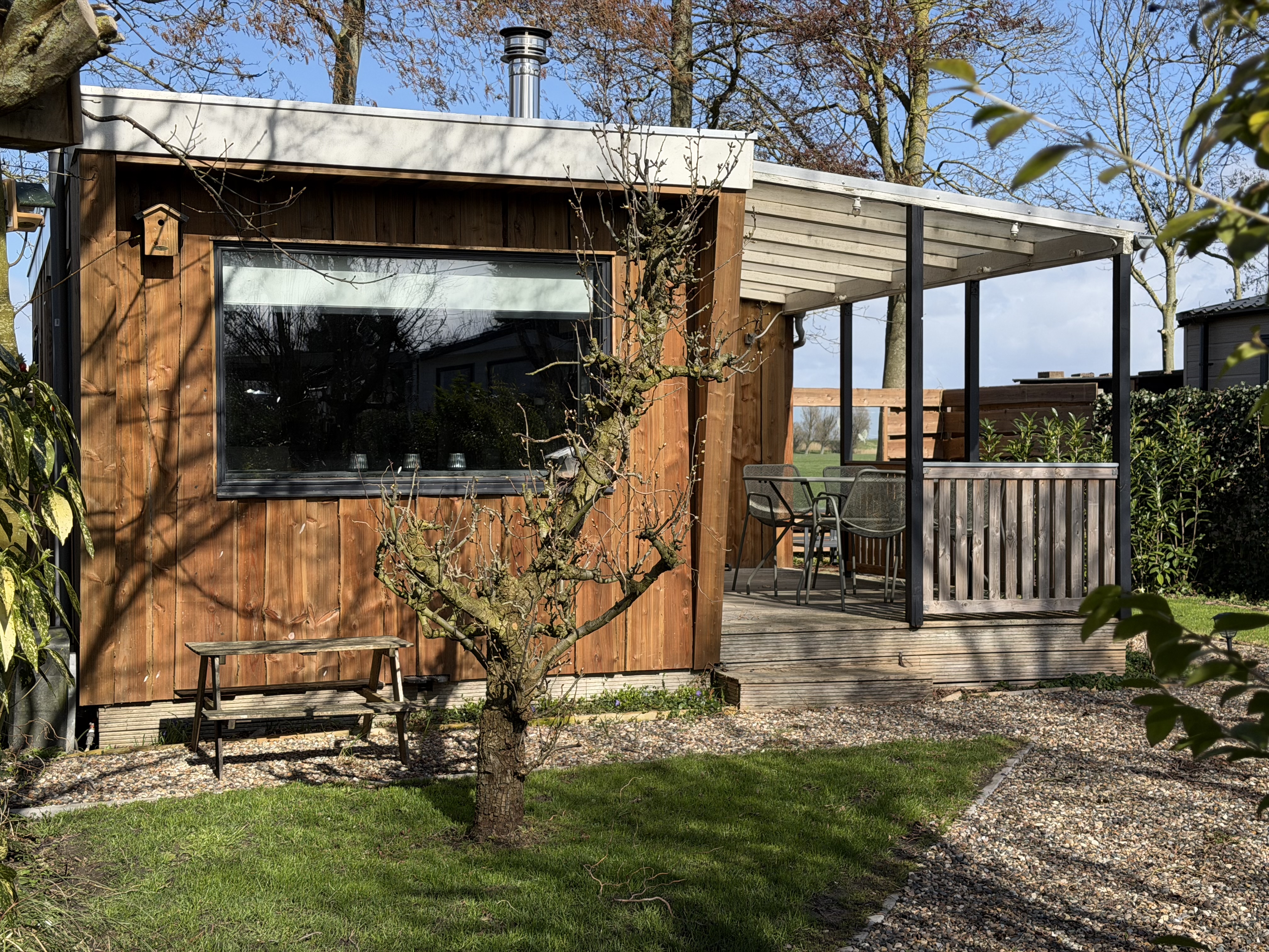 Omgeven door groen en bomen vindt u dit luxe gerenoveerd chalet met schitterend uitzicht.