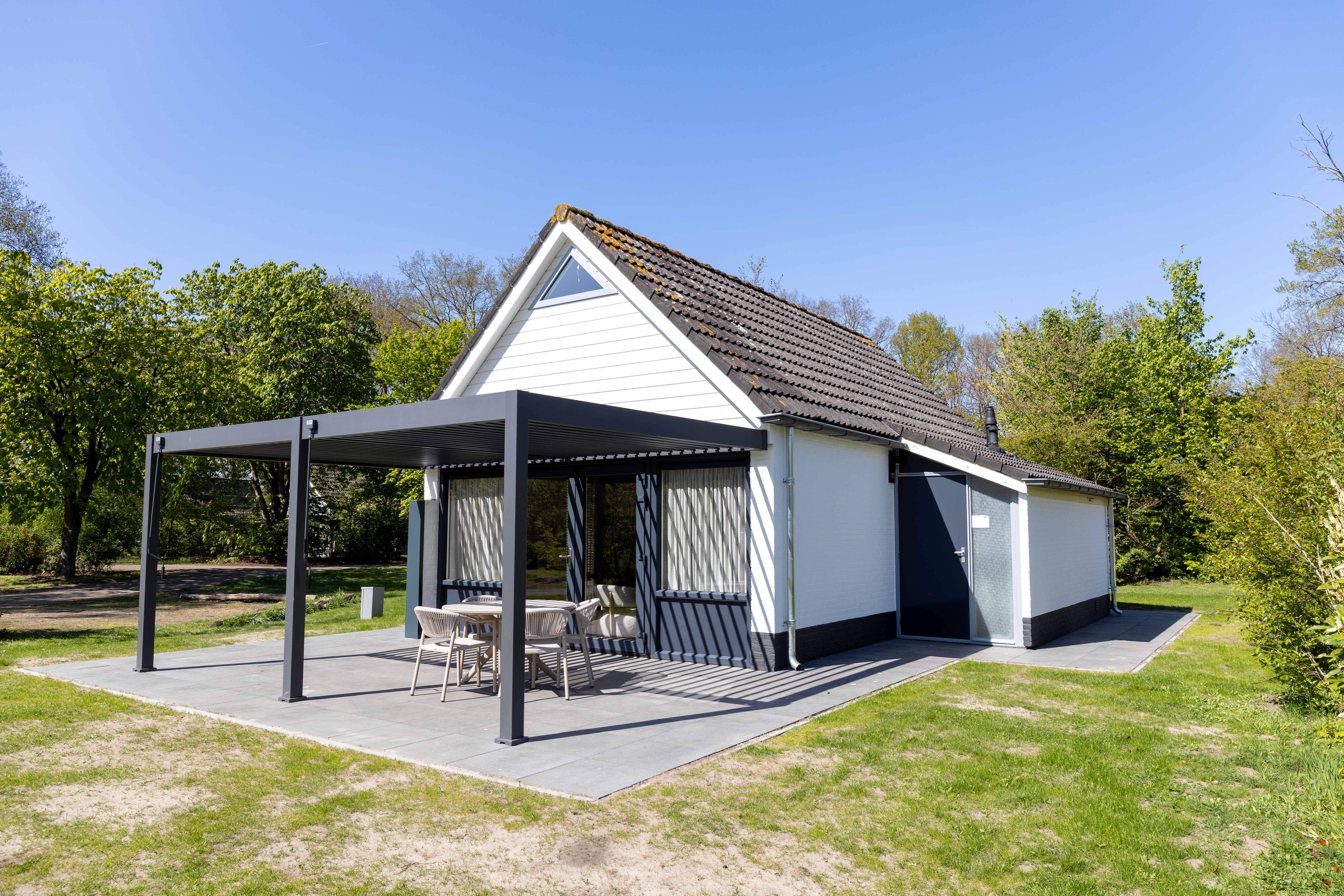 Der Bungalow Palthe Premium wurde kürzlich komplett renoviert und modern sowie stilvoll eingerichtet. Hier genießen Sie mit 4 Personen allen Komfort inmitten der Natur, inklusive einer schönen Terr..