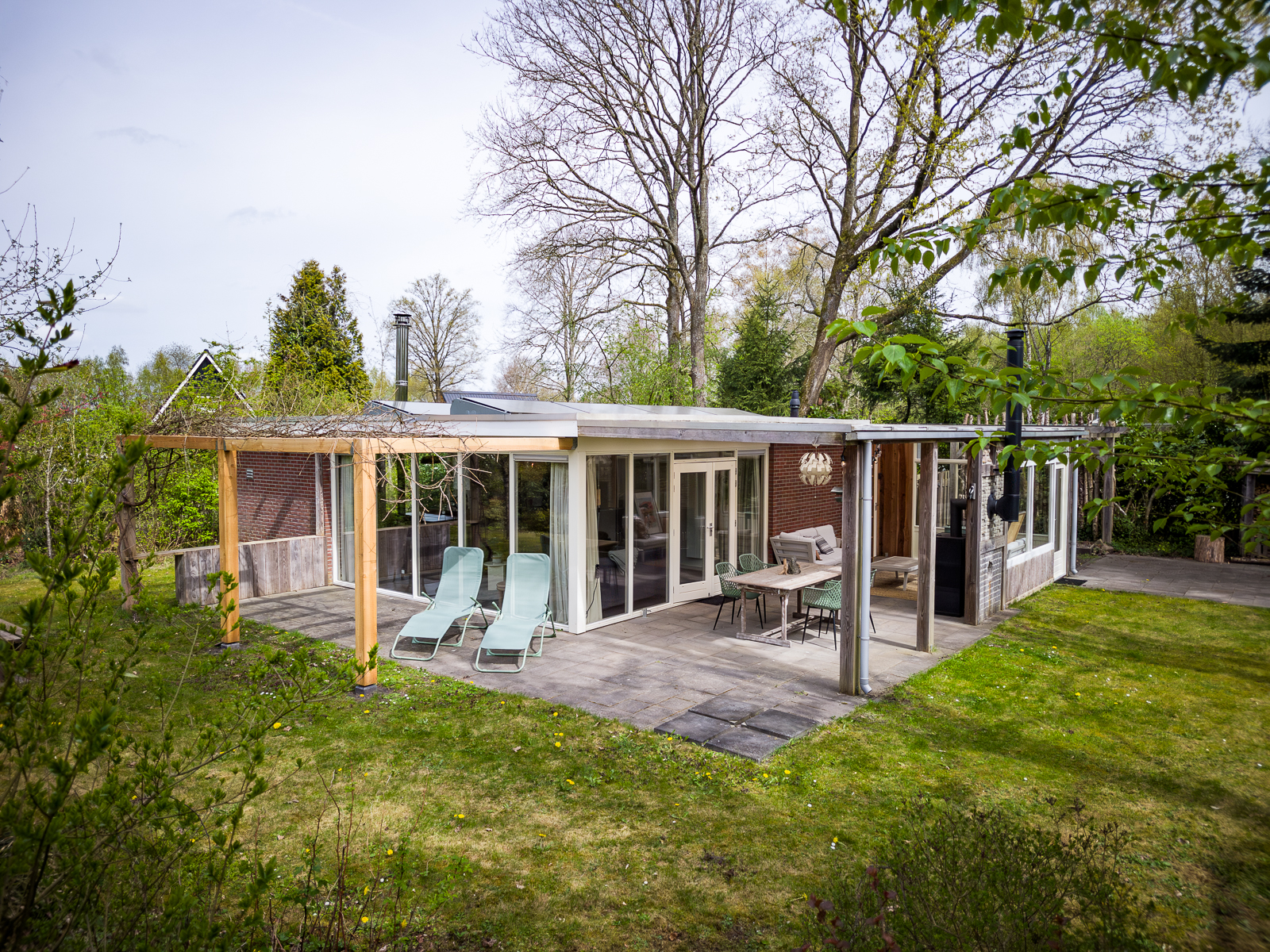 Schönes Ferienhaus mit großem Garten, überdachter Terrasse und viel Privatsphäre.
