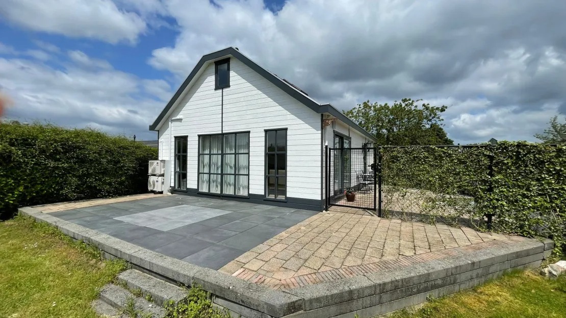 Komfortables Chalet für 6 Personen mit Klimaanlage und Terrasse im Ferienpark Rhederlaagse Meren – ideal für einen entspannten Urlaub mit Familie oder Freunden!