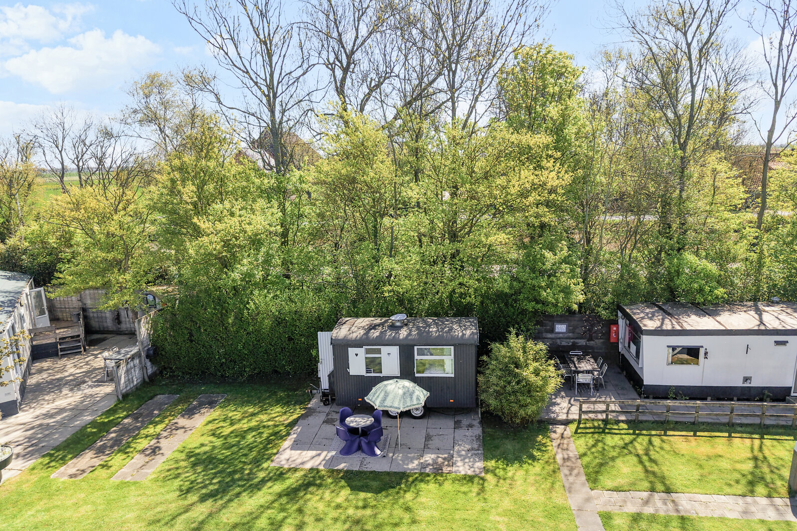 Tiny House Koolmees ist eine gemütliche Unterkunft für zwei Personen auf einem ruhigen Campingplatz in Oudesluis. Genießen Sie die weite nordholländische Polderlandschaft und entdecken Sie Stränd..