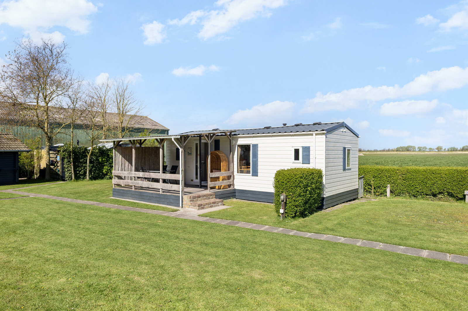 Gemütliches 4-Personen-Chalet mit großer Terrasse und weitem Blick über die Wiesen in ruhigem Oudesluis, nahe Strand und Küste.