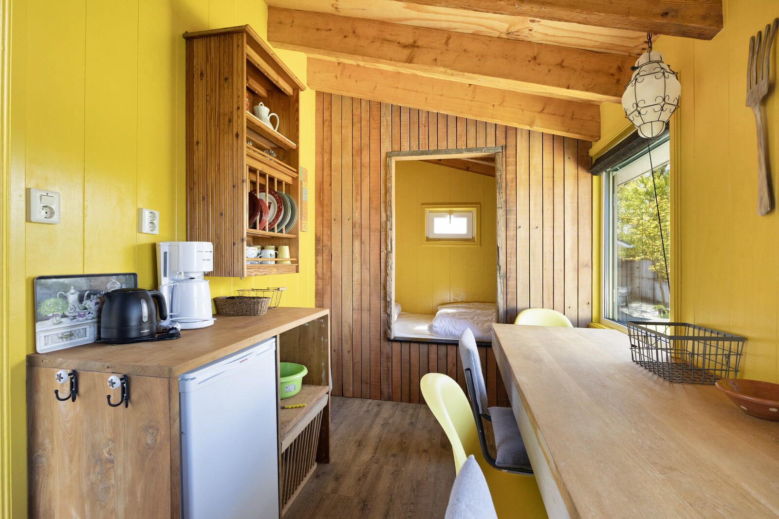 Tiny House Koolmees ist eine gemütliche Unterkunft für zwei Personen auf einem ruhigen Campingplatz in Oudesluis. Genießen Sie die weite nordholländische Polderlandschaft und entdecken Sie Stränd..