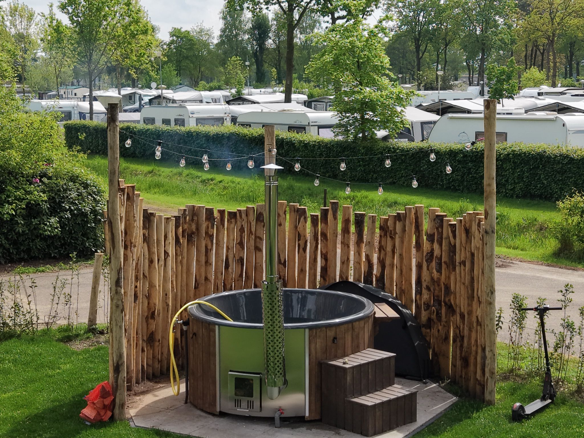 Deluxe-Stellplatz mit privatem Sanitärbereich & Wellness