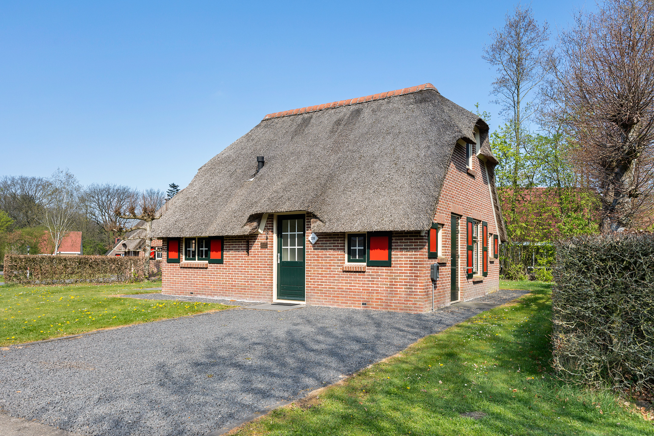 In dit landelijke rietgedekte vakantiehuis voor 6 personen heeft u gelijk de vakantiestemming te pakken!