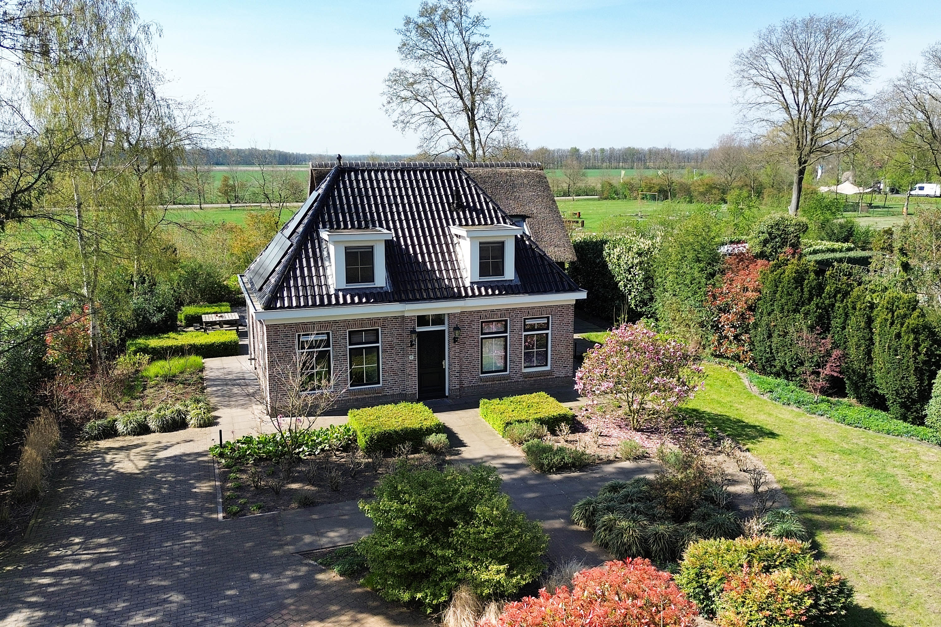 Op ons park hebben wij een prachtige en zeer luxe groepsaccommodatie die geschikt is voor maximaal 12 personen. Voorzien van de nieuwste snufjes en zeer luxe ingericht is deze accommodatie de ideale l..