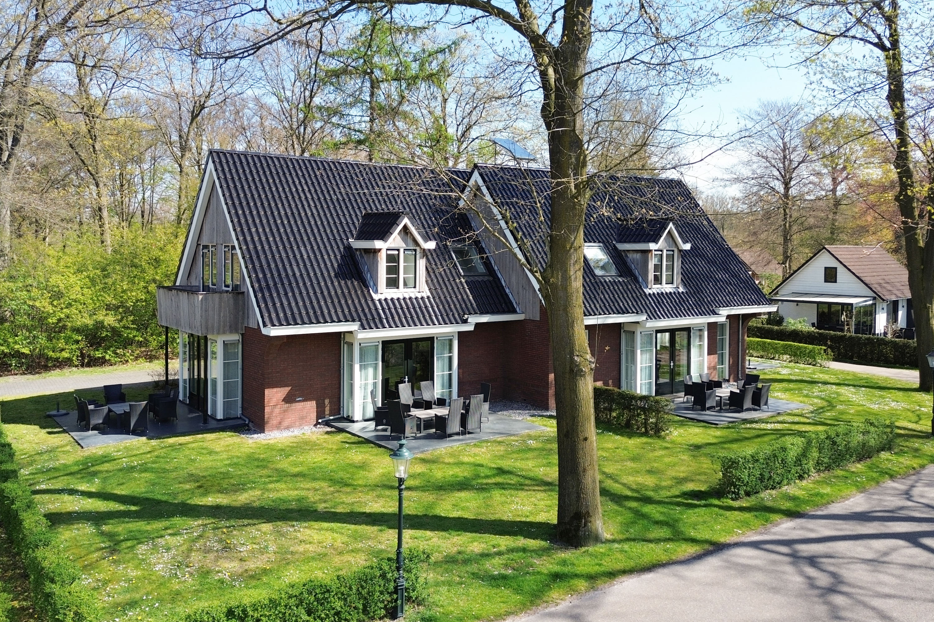 Op zoek naar de ideale plek voor een familieweekend of vakantie met vrienden? Onze luxe groepsaccommodatie voor 20 personen biedt alle ruimte en comfort die je nodig hebt. Dankzij de royale indeling, ..