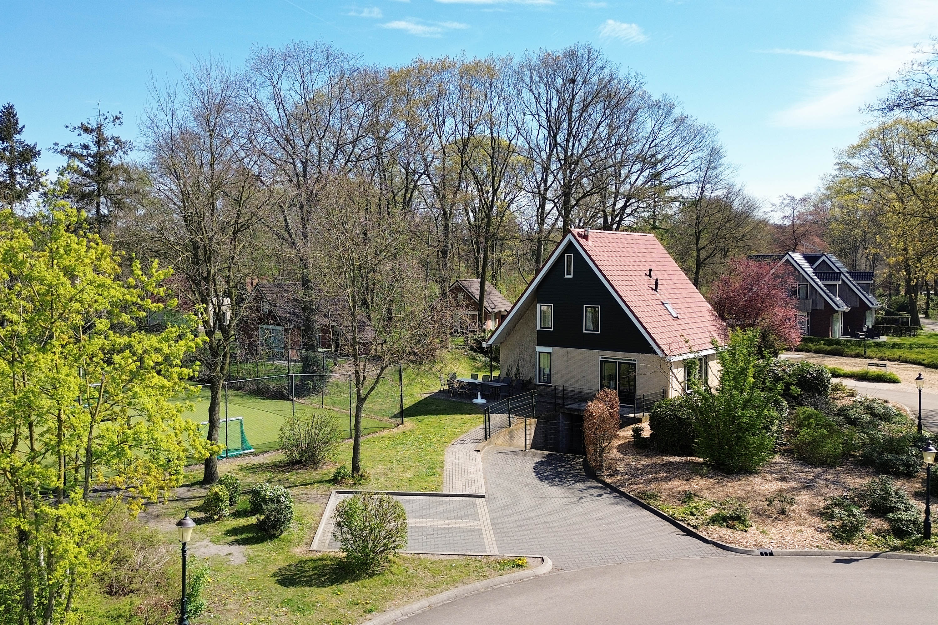 Welkom in deze voormalige beheerderswoning aan de ingang van ons park – dé ideale plek voor een onvergetelijke groepsvakantie met maximaal 14 personen!