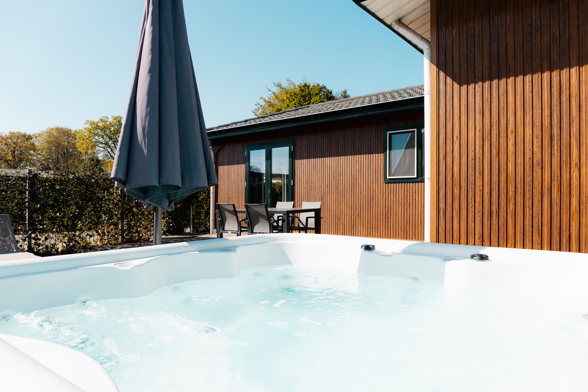 Haustierfreundliches Chalet für 4 Personen mit privatem Jacuzzi und Terrasse am Rande des Ferienparks De Boshoek in der Veluwe.