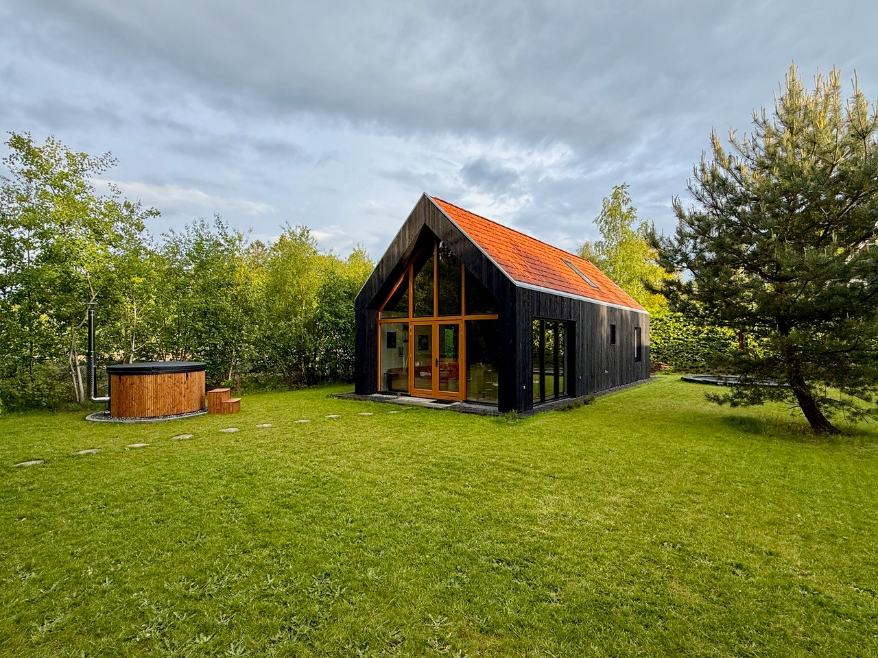 Modernes Ferienhaus mit Sauna am Waldrand in Drenthe – großzügiges Grundstück, nahe dem Badesee Gasselterveld und Mountainbike-Strecke. Entspannung pur für bis zu 6 Personen.