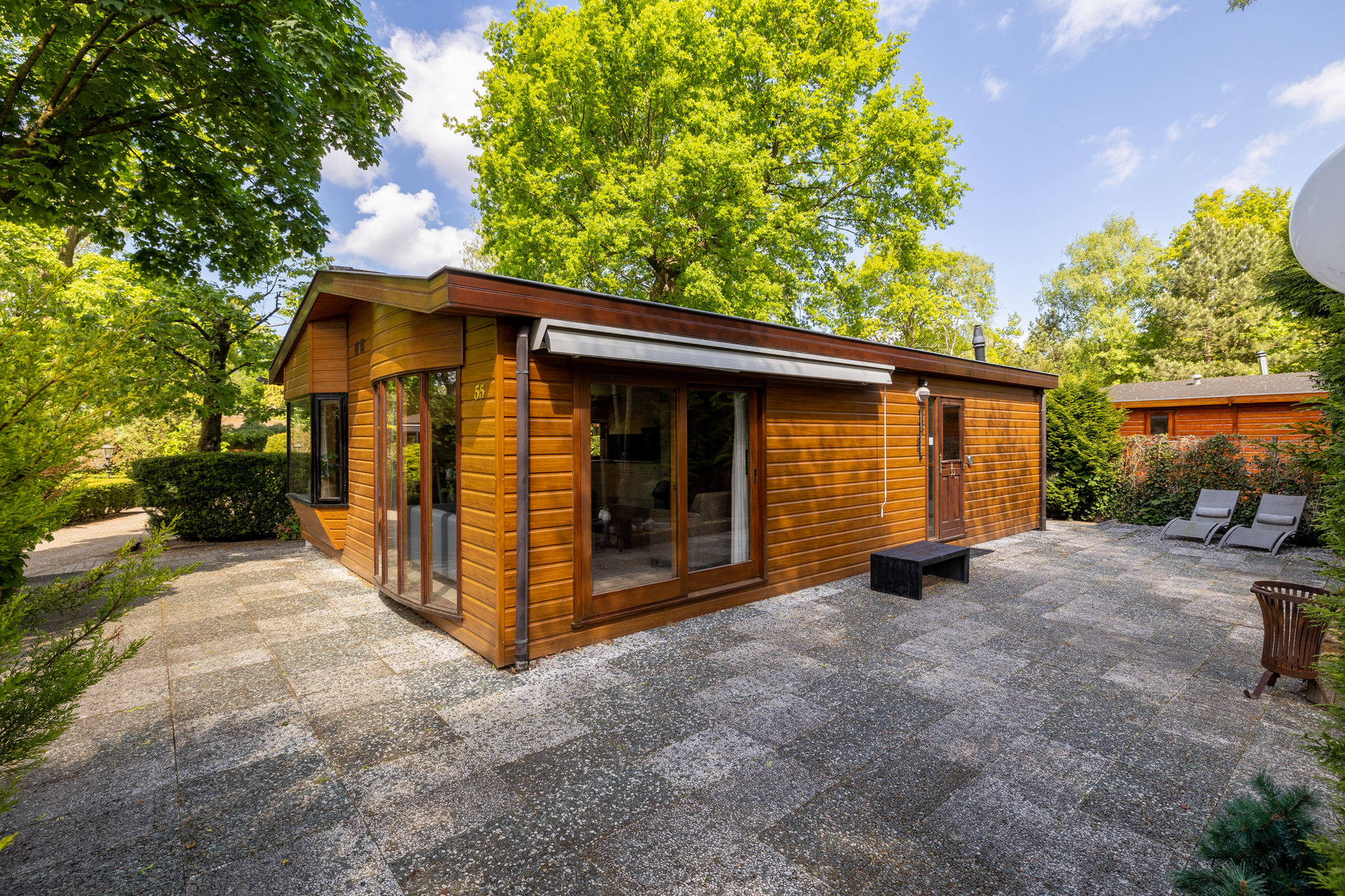 Diese freistehende Waldlodge bietet dir allen Raum und Komfort für einen entspannten Veluwe-Urlaub. Genieße die voll ausgestattete Küche mit Geschirrspüler, das gemütliche Wohnzimmer und deine ei..