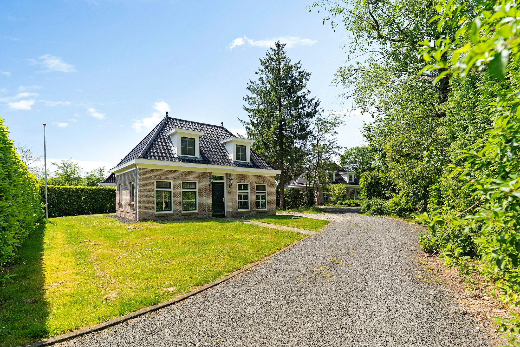 Deze notariswoning is een schitterende woning, ingericht volgens de karakteristieke indeling met een voordeur in het midden van de woning. Als u de ruime tuindeuren naar het terras openzet bent u hele..