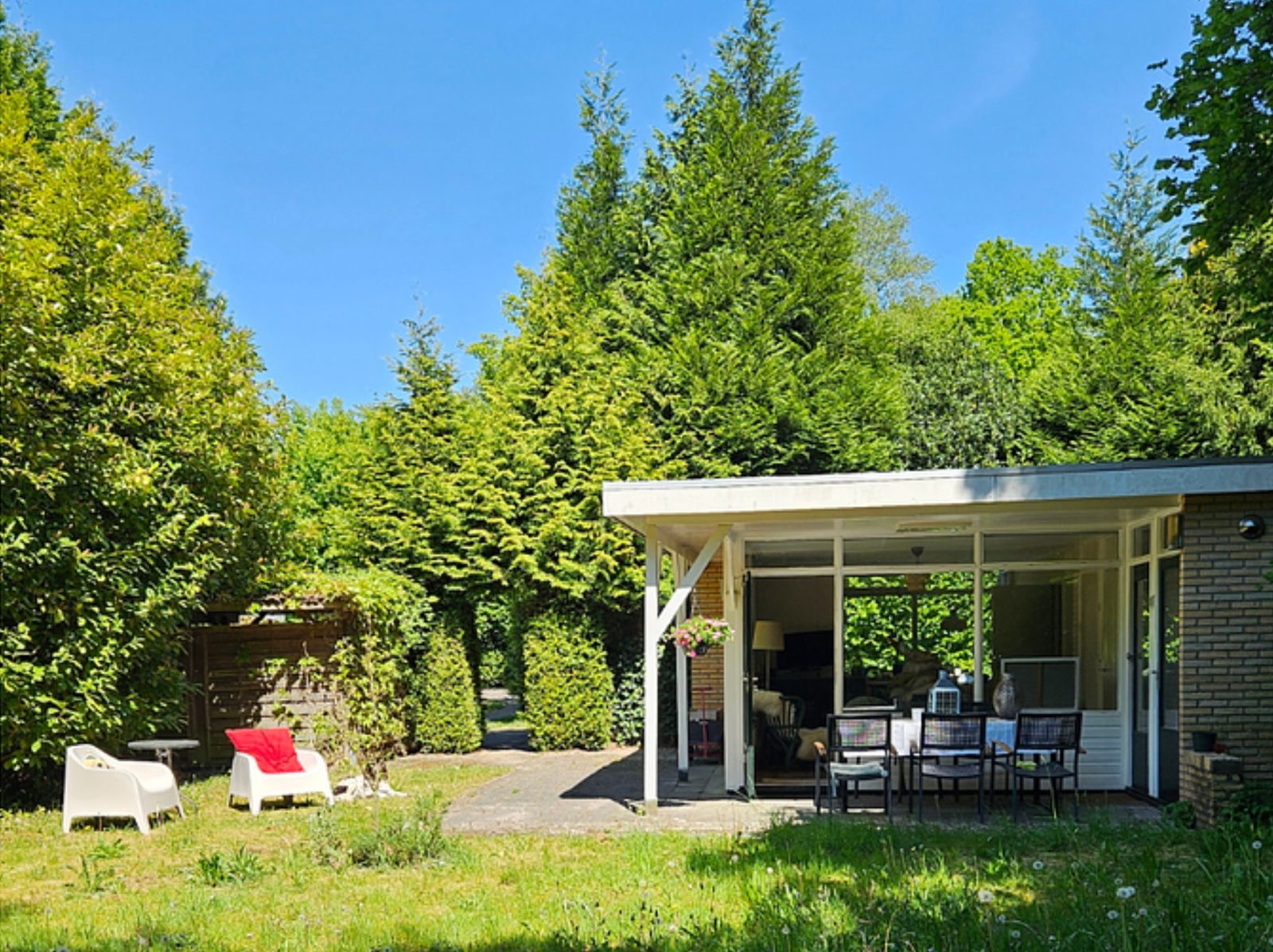 Freistehendes Ferienhaus in ruhiger Waldlage mit abgeschlossenem Garten und viel Privatsphäre. Haustiere sind herzlich willkommen.