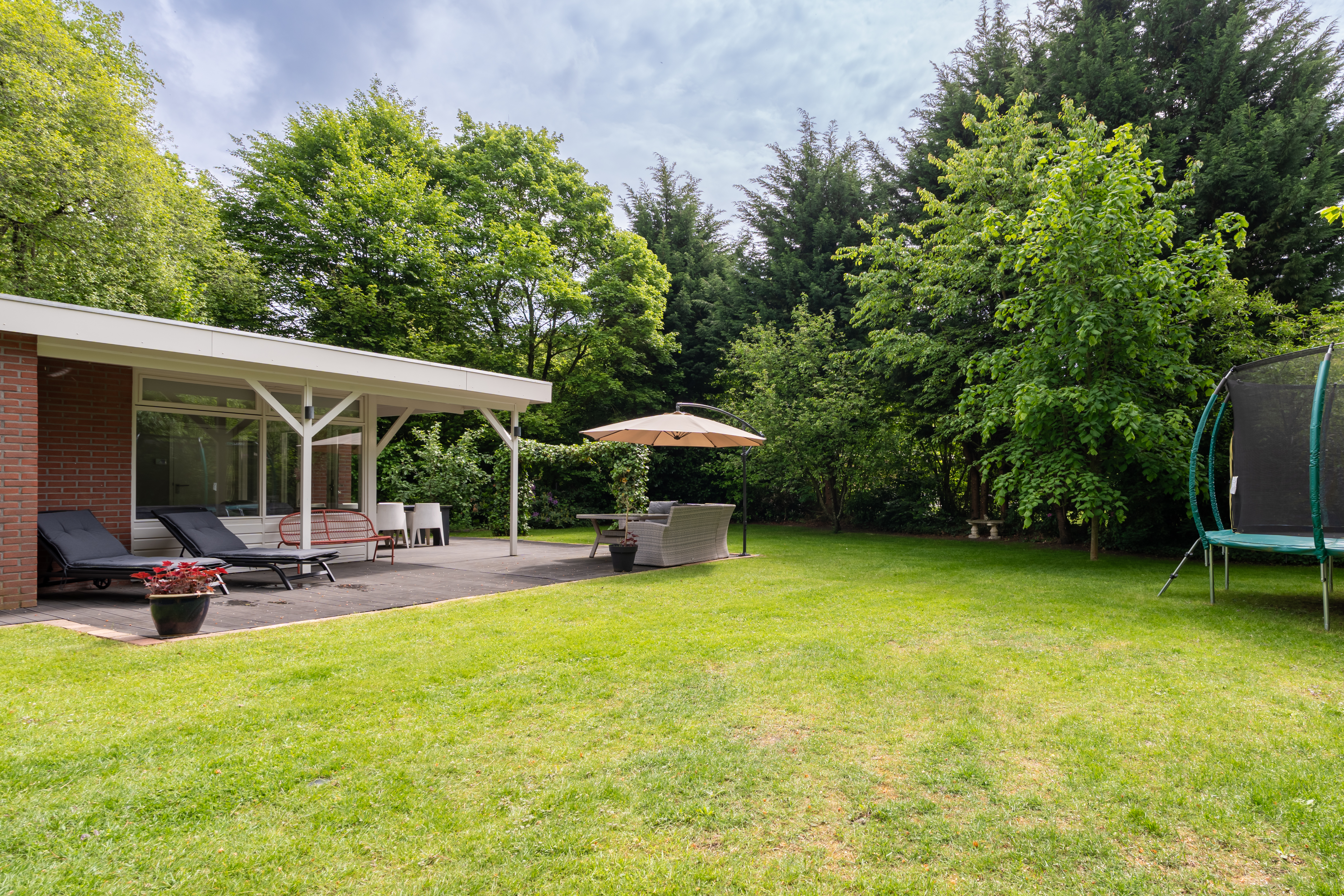Freistehender Bungalow mit frischer Einrichtung und großzügigem, sonnigem Garten. Kinderfreundlich ausgestattet mit Trampolin und viel Privatsphäre – ideal für Familien und Paare.