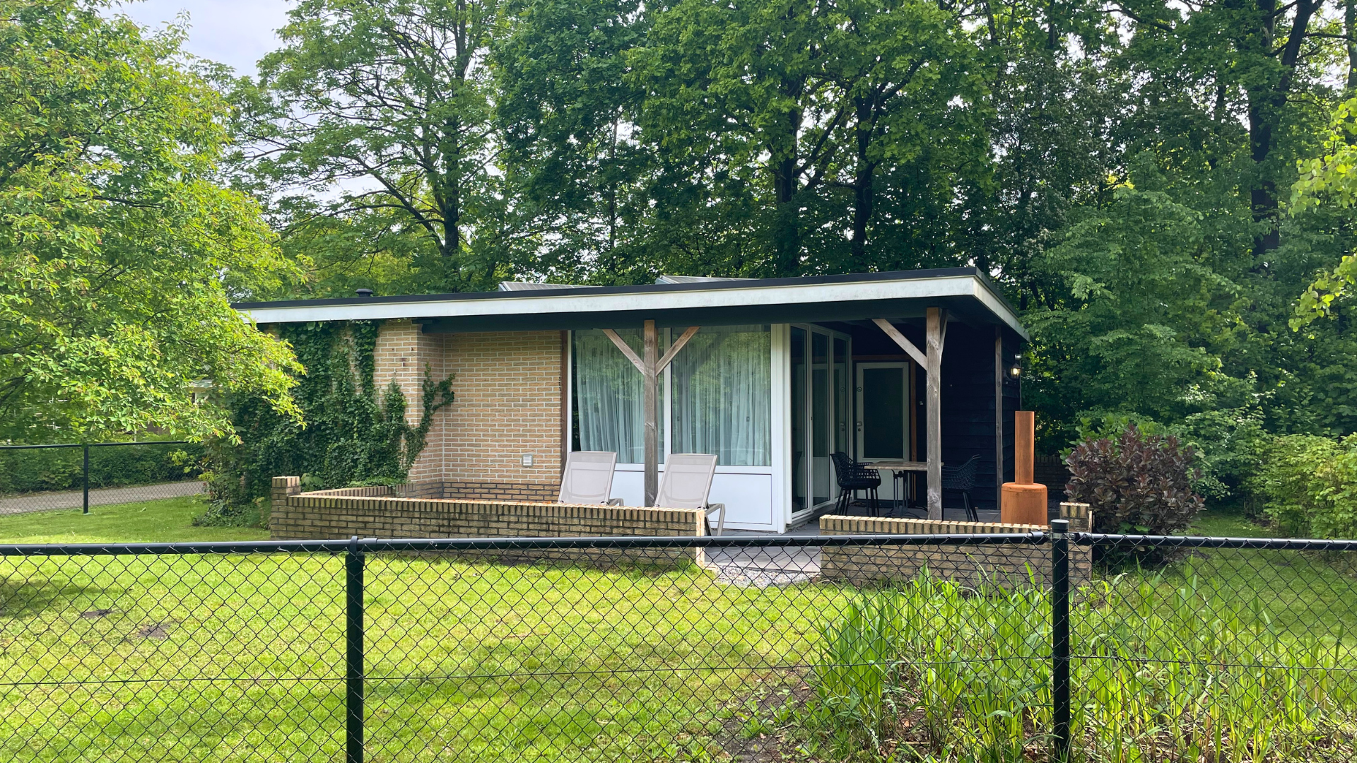 Freistehender Bungalow in Gasselte mit großem, eingezäuntem Garten. Ideal für Gäste mit Haustieren. Wenige Gehminuten von Rezeption und Grandcafé de Kremmer.