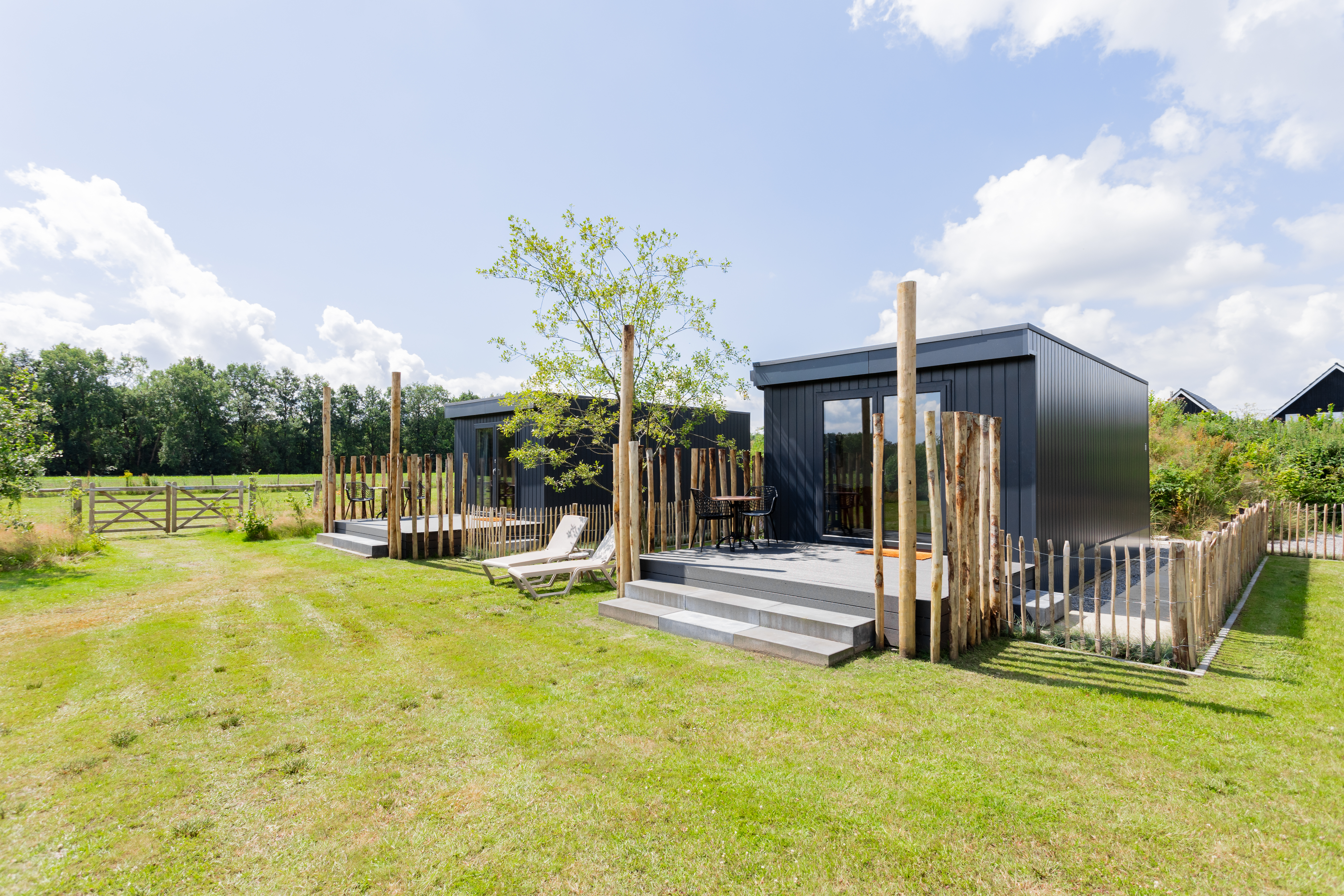 Gemütliches Tiny House mit Terrasse beim Wasser. Entspannen Sie in der Natur, genießen Sie Ihren Cappuccino in der Sonne und lauschen Sie dem Vogelgezwitscher mit Blick auf den Teich.