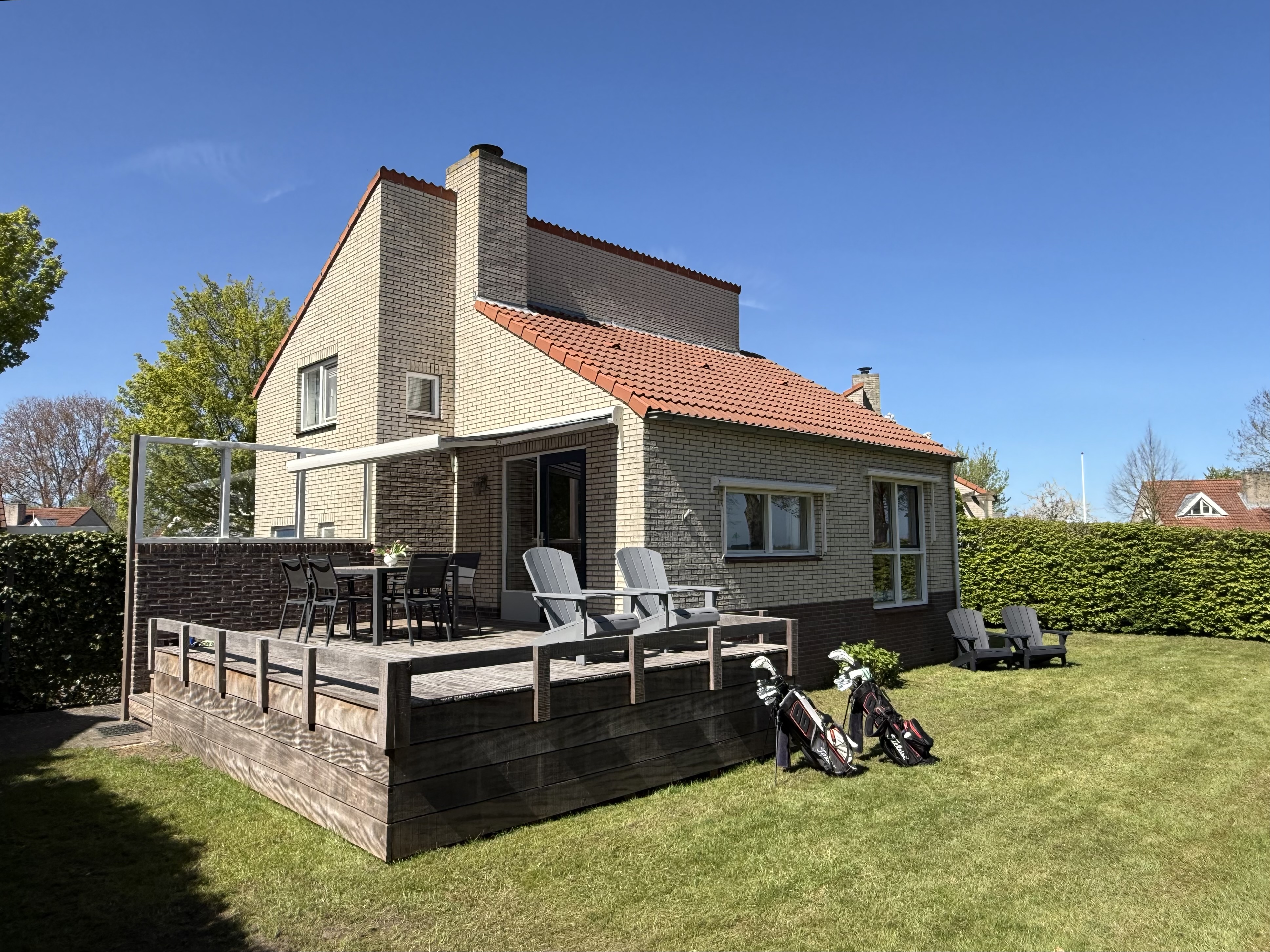 Frisch renoviertes Ferienhaus für 6 Personen mit 3 Schlafzimmern, großzügigem Garten und Wasserblick in einem kleinen Park in Langweer, Friesland.