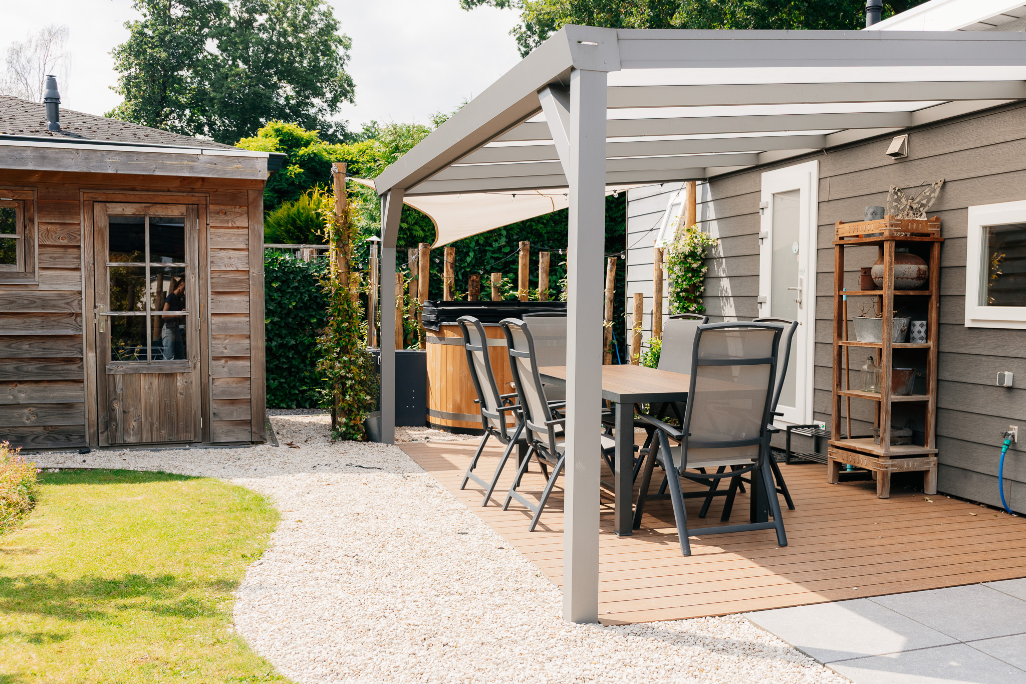 Chalet für 6 Personen mit Hot Tub, überdachter Veranda und voll ausgestatteter Küche im Ferienpark De Boshoek auf der Veluwe.