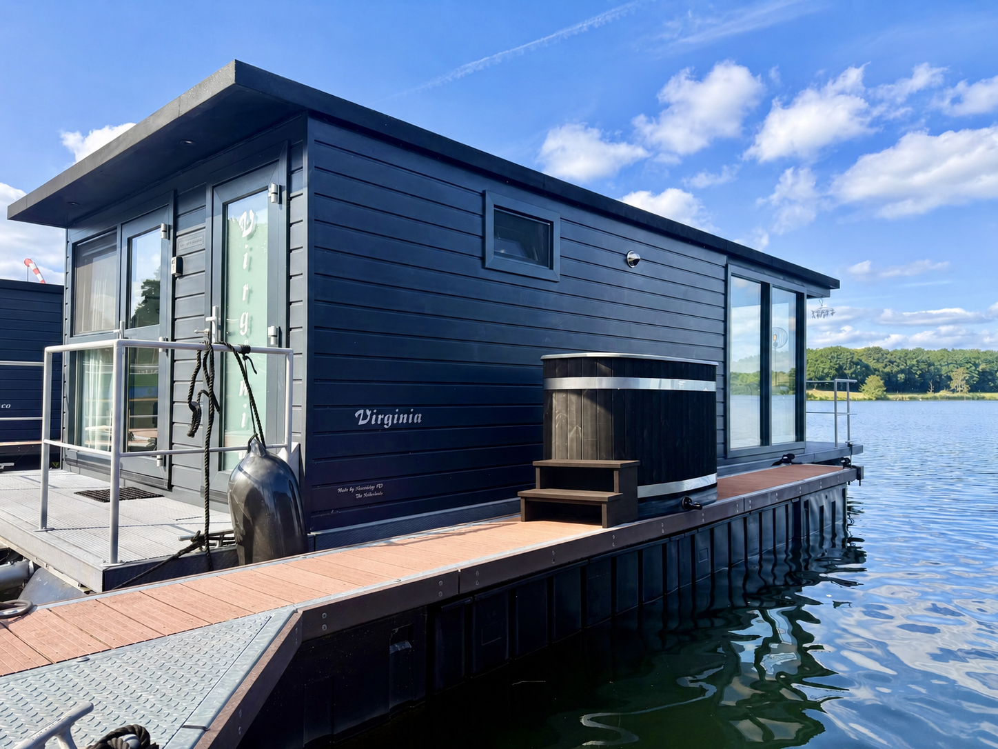 Luxuriöses Hausboot am Mookerplas mit privatem Hottub für 2 Personen auf dem eigenen Steg, 2 Schlafzimmern und direktem Zugang zum Wasser. Perfekt für 4–6 Personen.