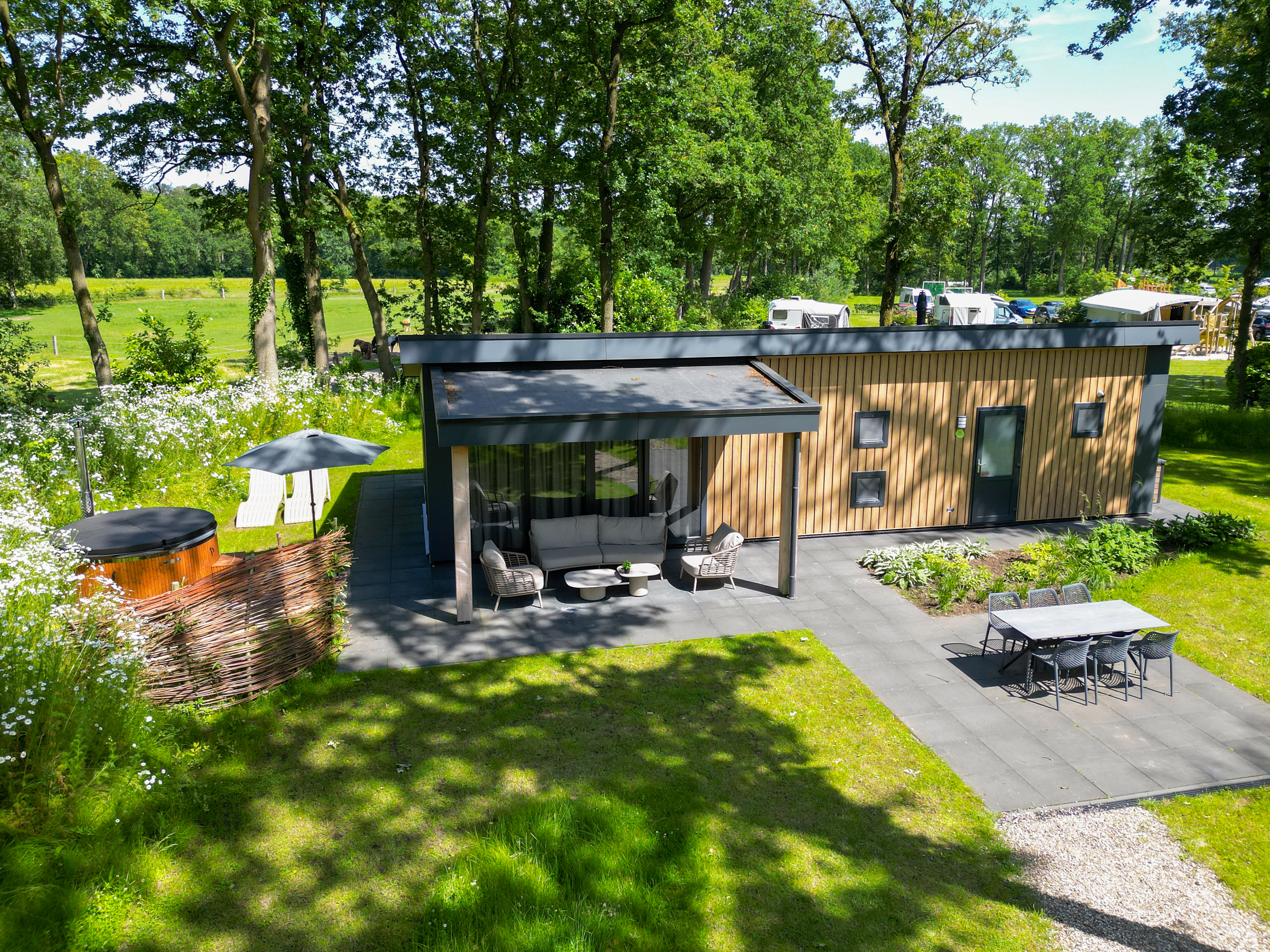Wood Cottage + hottub