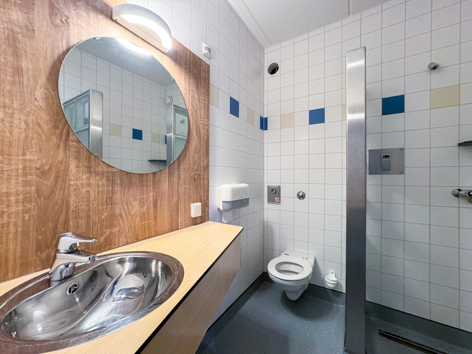 Comfortplaats met Privé cabine in het sanitairgebouw
