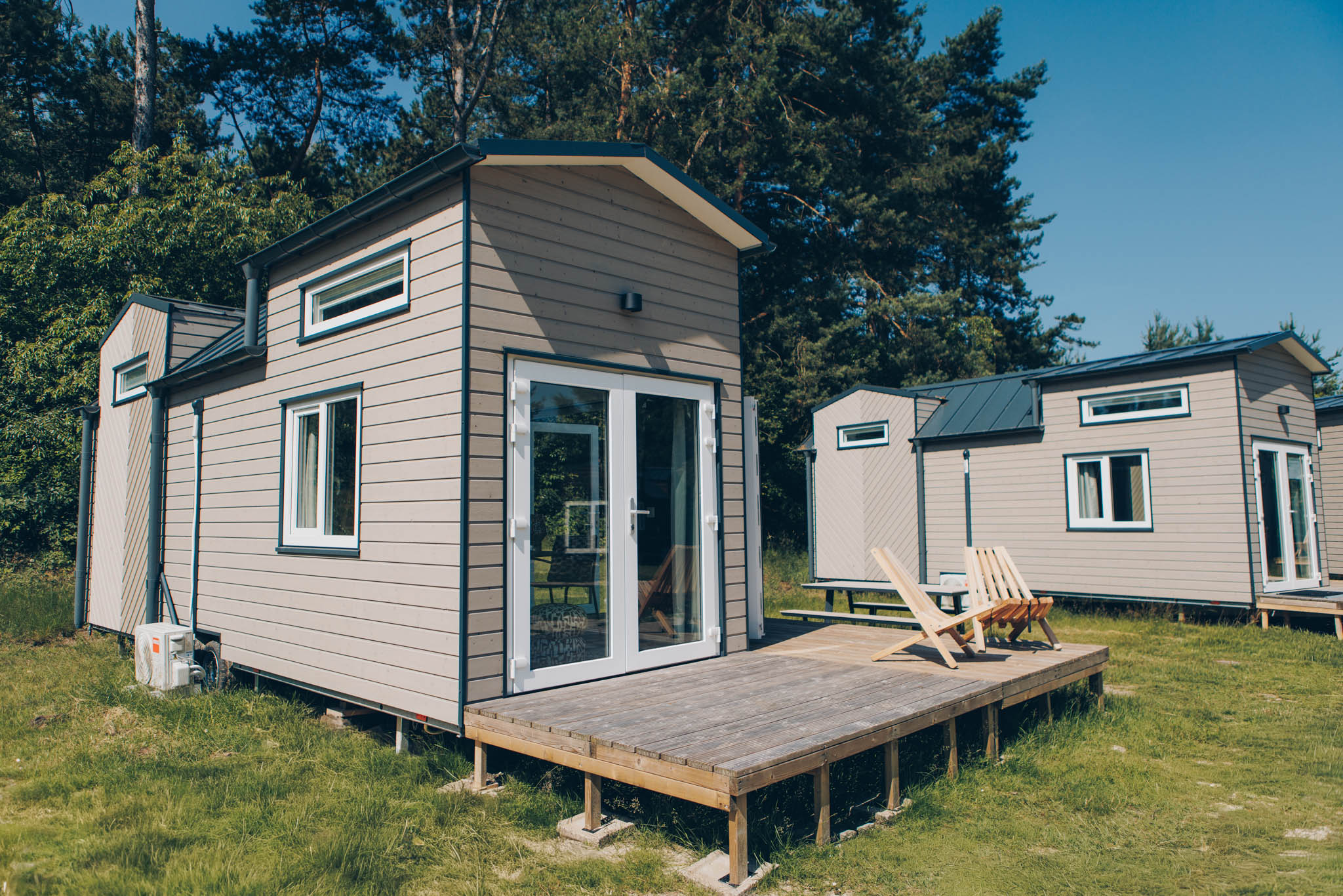Erleben Sie einen besonderen Aufenthalt im Koya Tiny Loft für 4 Personen. Eine gemütliche und komplett ausgestattete Unterkunft, gelegen an einem autofreien Feld für zusätzliche Ruhe und Raum.