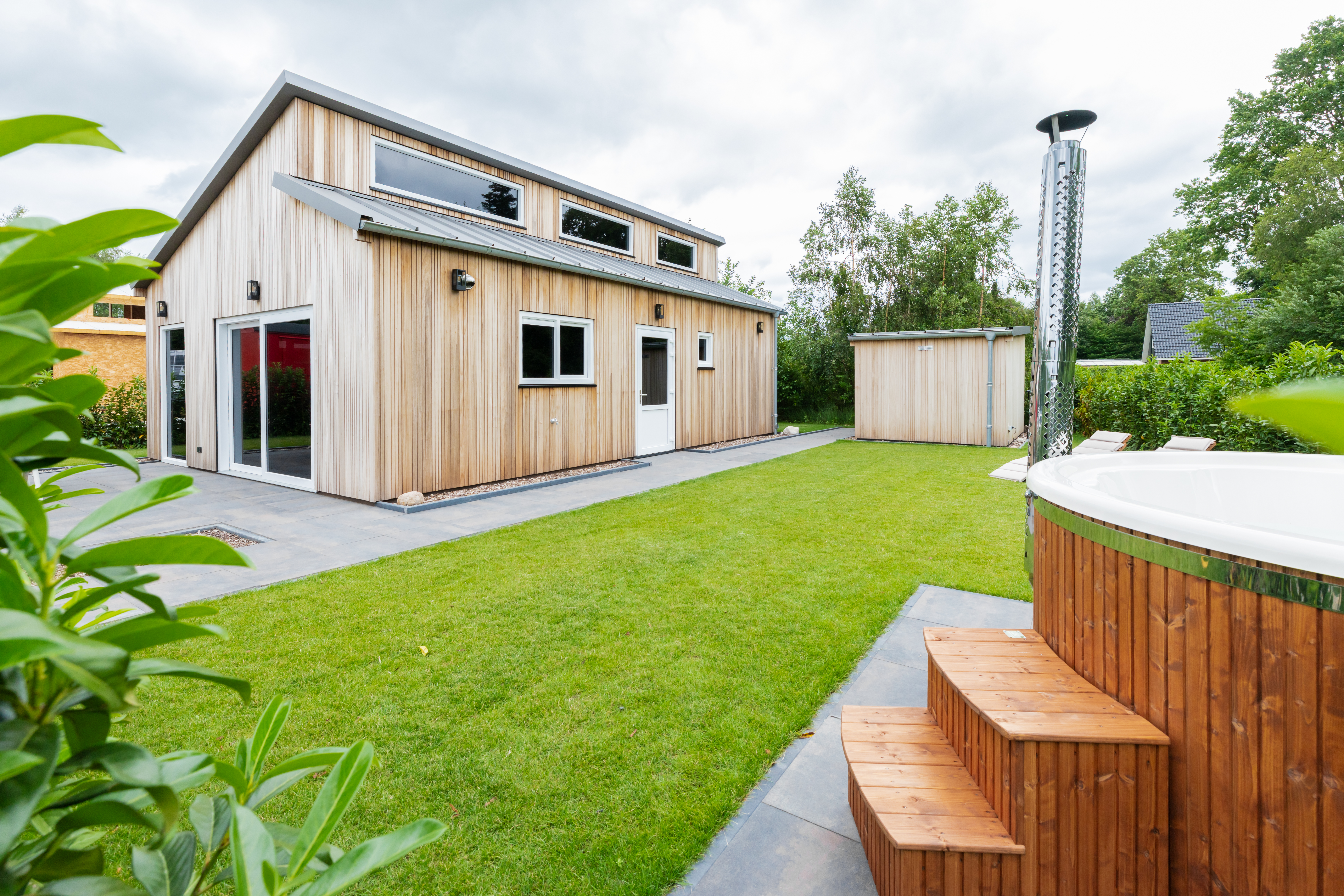 Dieses neue Holzhaus bietet Ruhe und Entspannung. Tauchen Sie in den Whirlpool ein, grillen Sie ein Steak auf dem Grill oder ziehen Sie sich mit einem guten Buch auf die Galerie zurück. Das Ferienhau..
