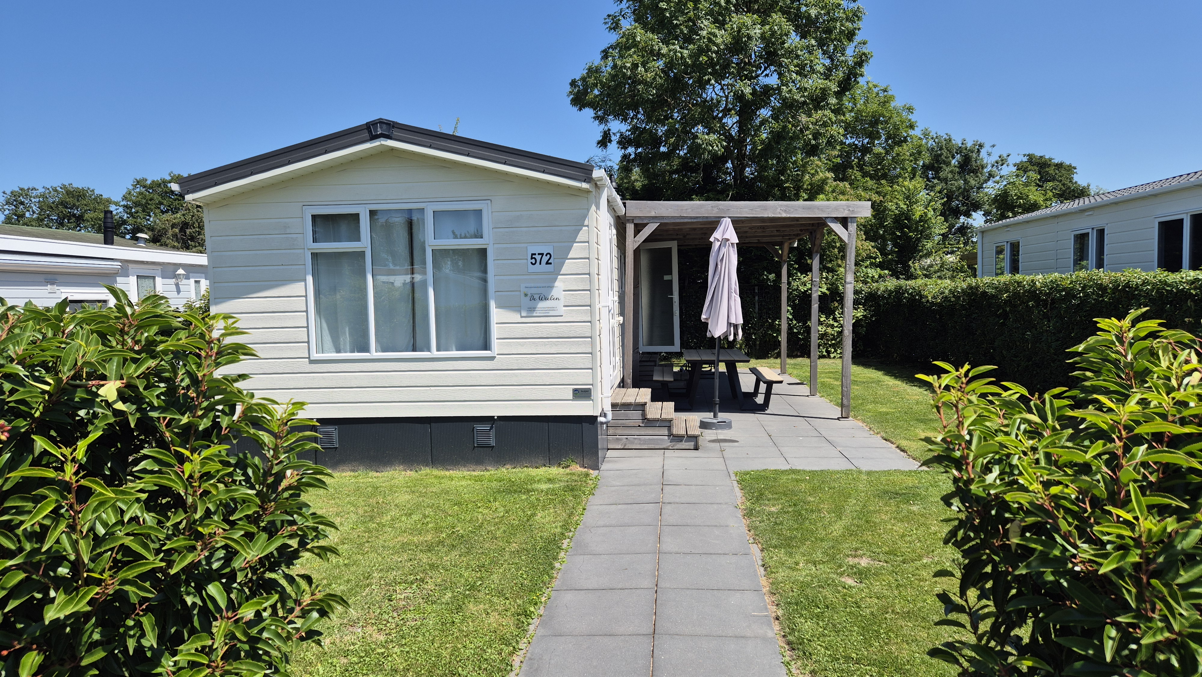 Een splinternieuw chalet, Terras met zonneluifel, erg leuk ingericht en gratis WIFI.
