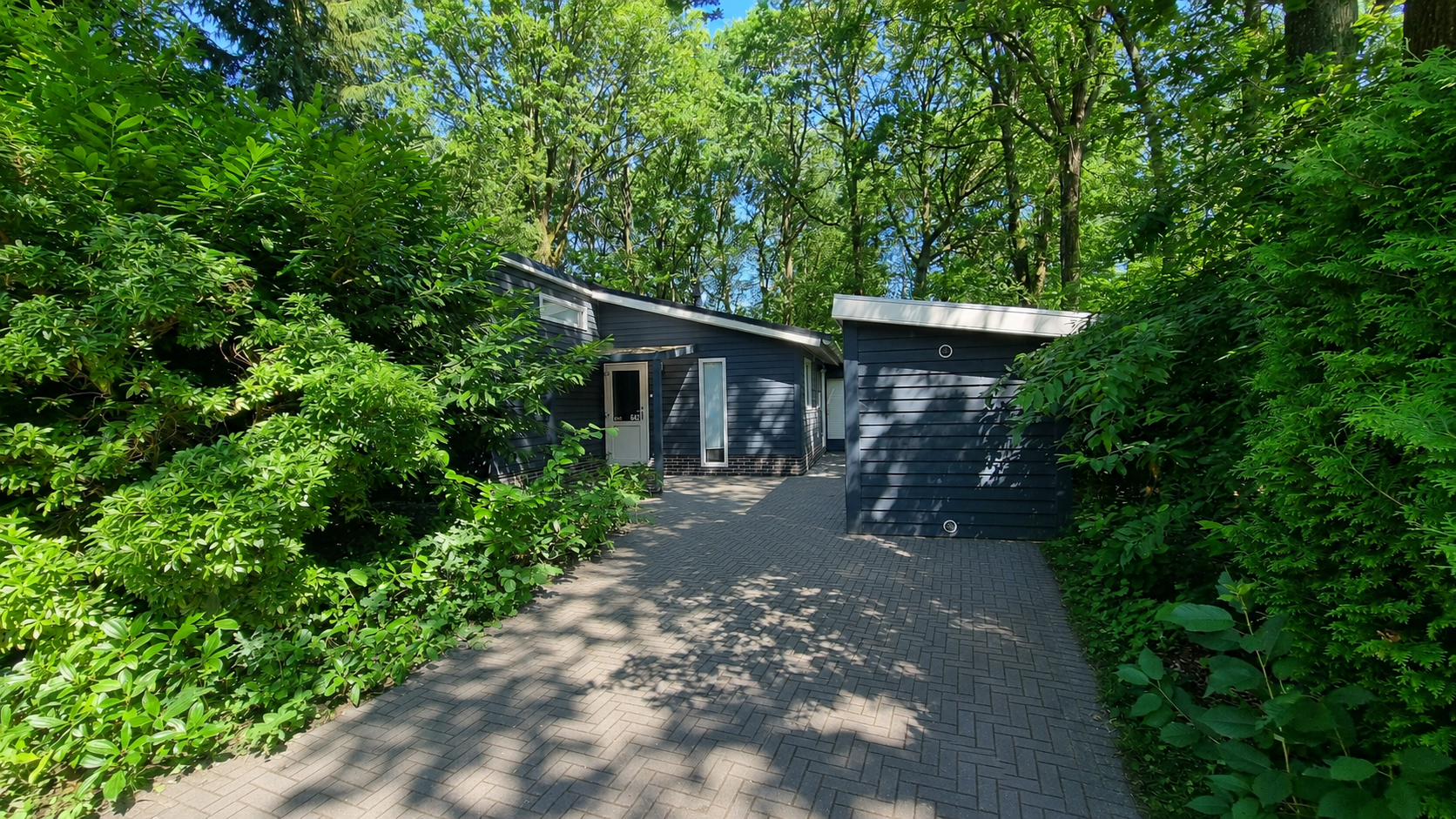 Freistehendes Chalet für 6 Personen mit 3 Schlafzimmern, vollausgestatteter Küche und sonniger Terrasse in Drenthe.