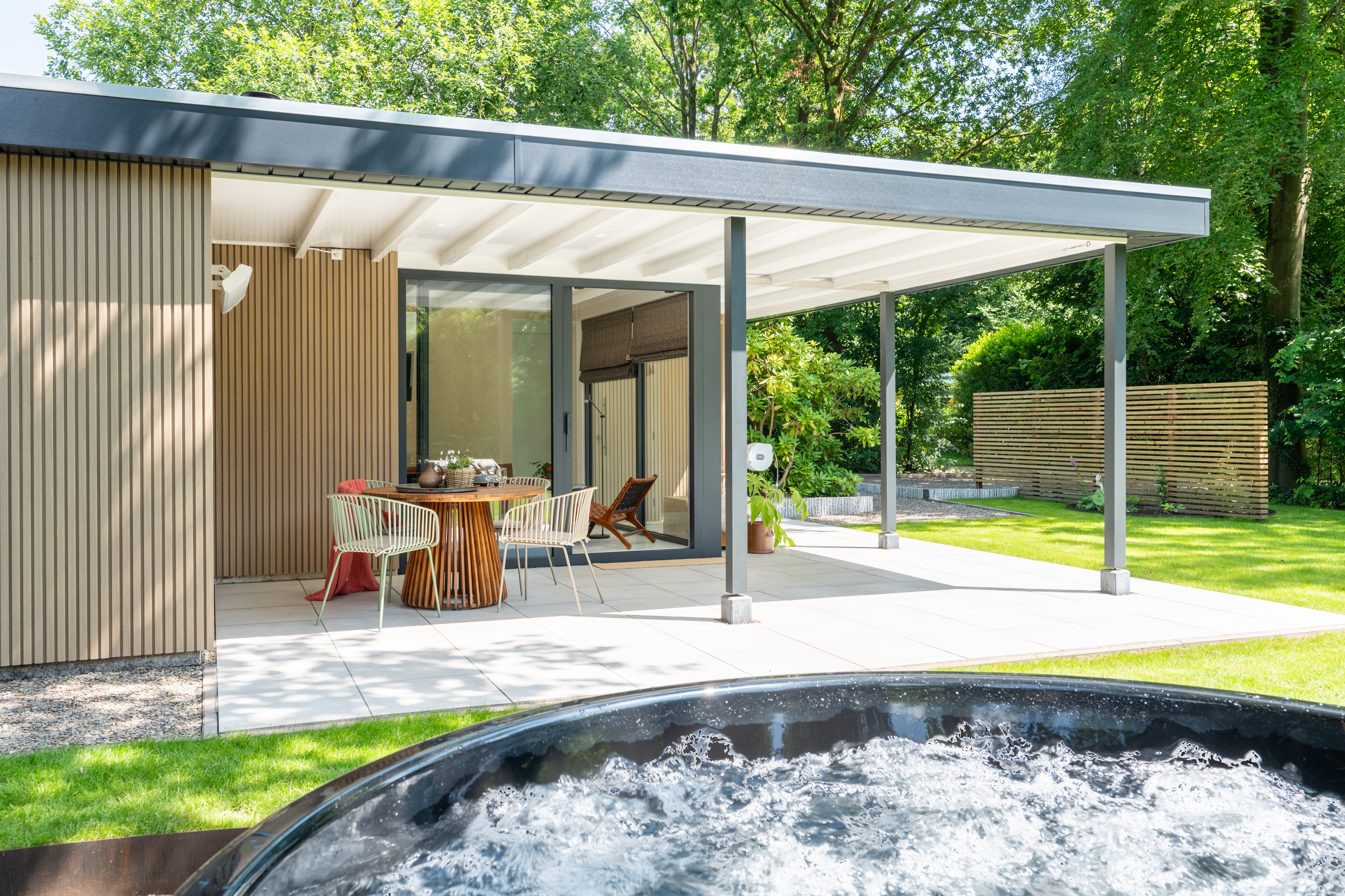 Erleben Sie das ultimative Urlaubsgefühl in diesem freistehenden Ferienhaus mit eigenem Wellnessbereich, Holzofen, Design-Einrichtung und Klimaanlage