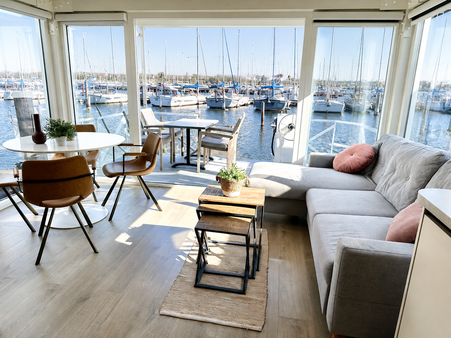 Hausboot im Jachthafen De Oesterhaven in Zeeland, an der Südseite des Veerse Meers. Mit Dachterrasse, eigenem Anlegeplatz und direktem Wasserzugang, für 4 Personen.