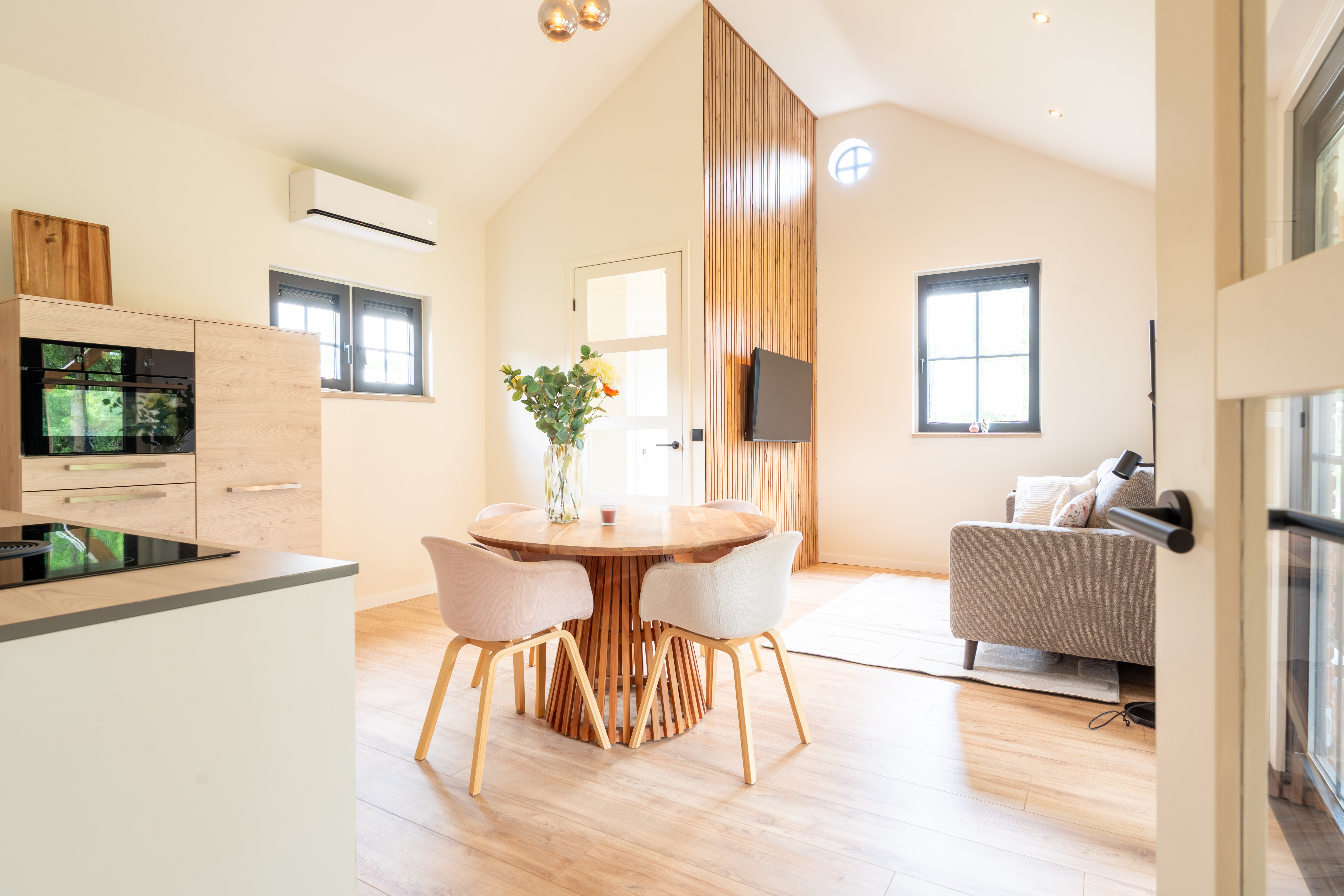 Freistehendes, ebenerdiges Ferienhaus mit Hottub, großer Terrasse und Fahrradschuppen inmitten der Drenther Natur.