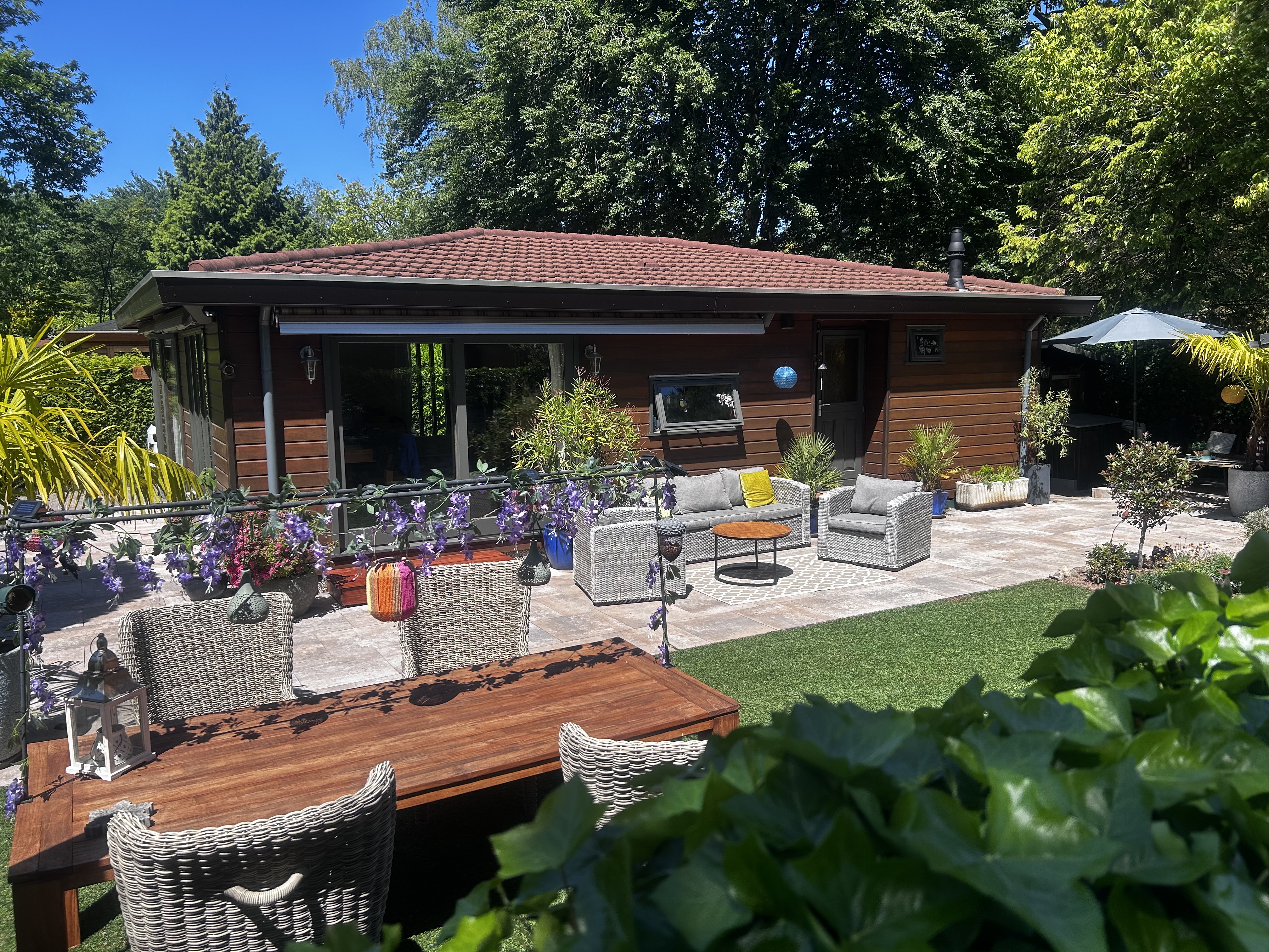 Diese freistehende Waldlodge bietet dir allen Raum und Komfort für einen entspannten Veluwe-Urlaub. Genieße die voll ausgestattete Küche mit Geschirrspüler, das gemütliche Wohnzimmer und deine ei..