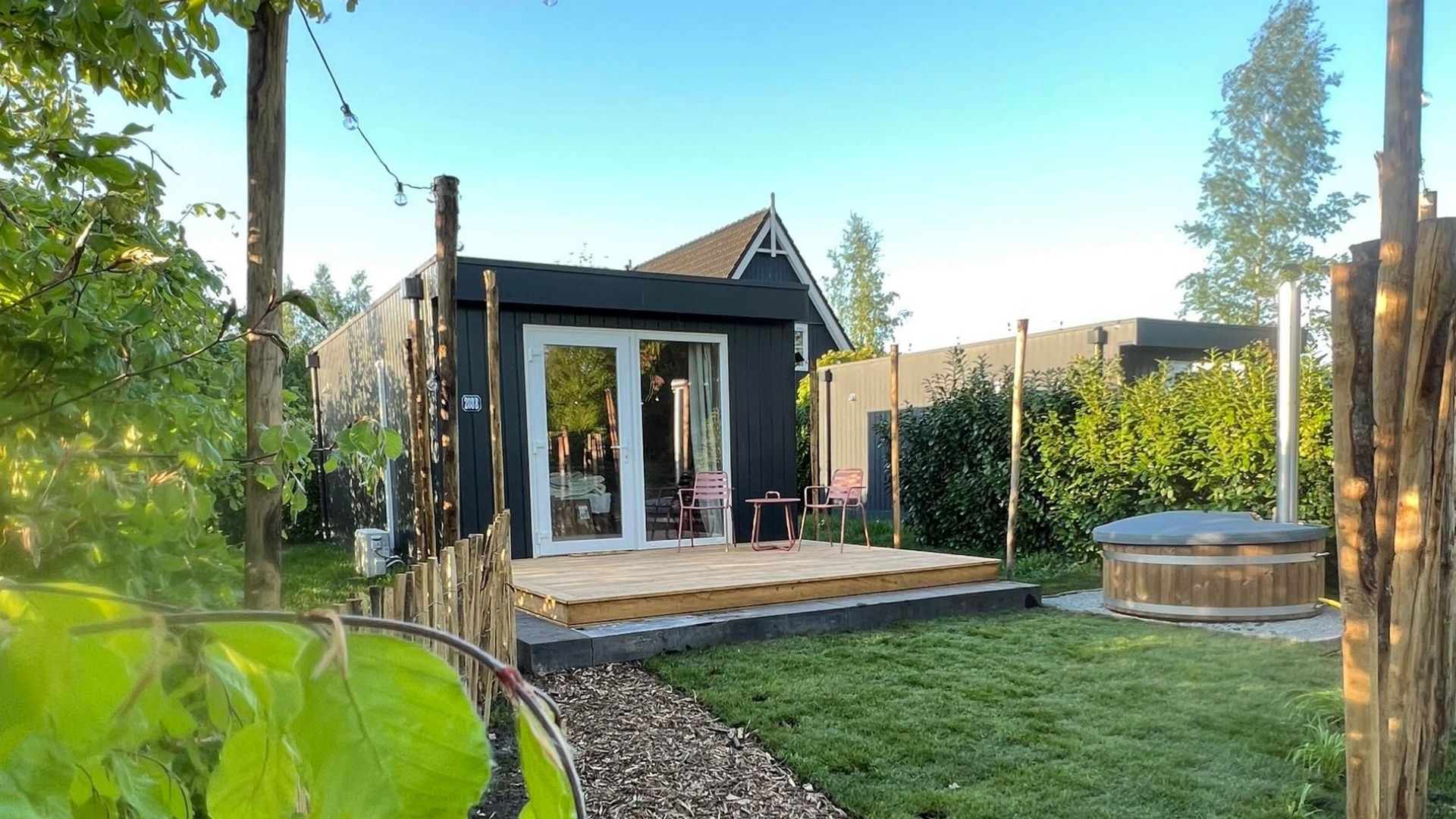 Welkom bij The Love Nest, een sfeervol tiny house in Drenthe waar jullie samen tot rust komen, ver van de drukte en helemaal voor elkaar.