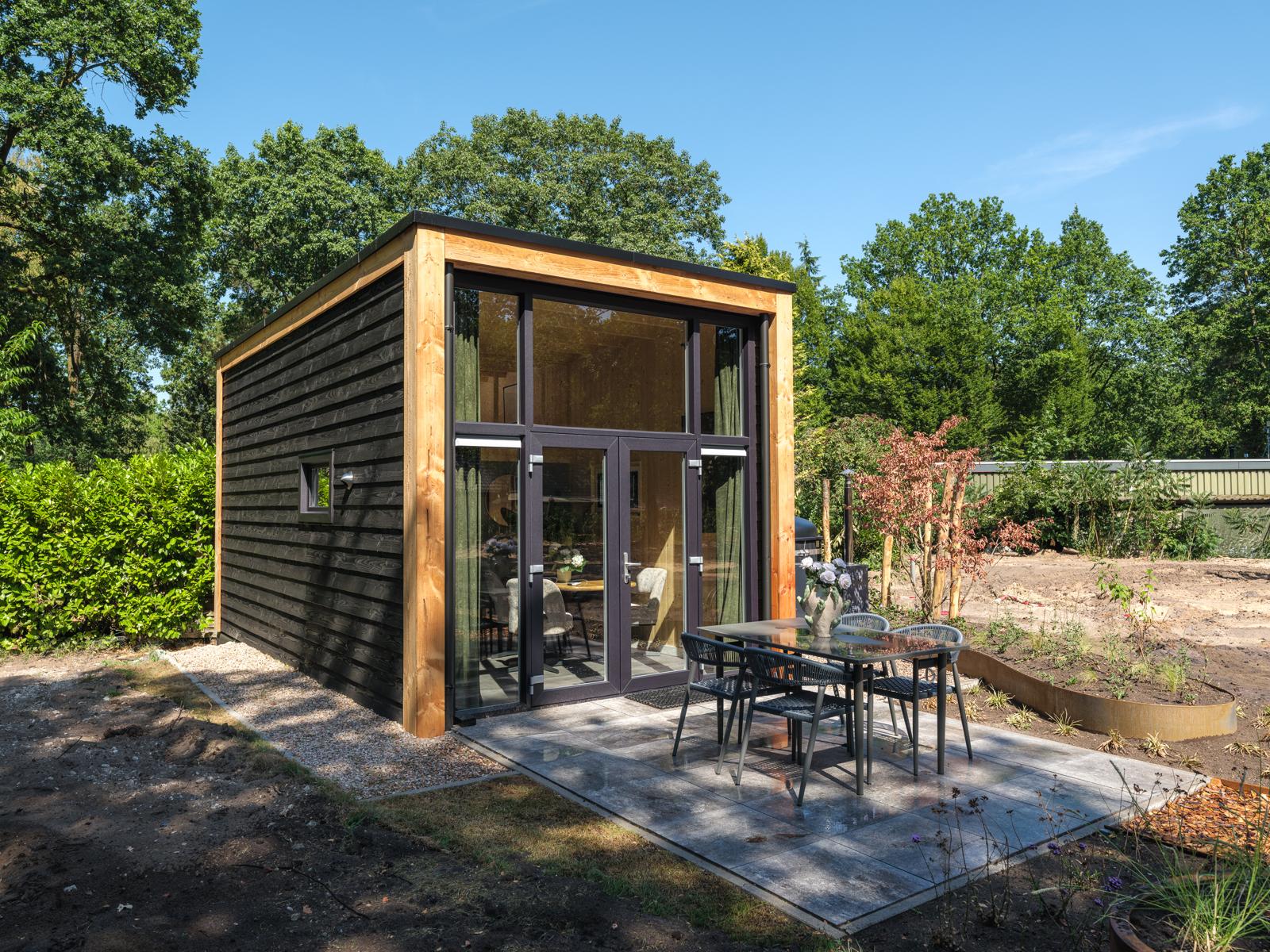 Aufwachen zwischen Alpakas und unter dem Sternenhimmel schlafen! Von der Alpaca Retreat Lodge aus blickst du direkt auf grasende Alpakas und genießt die Ruhe und Natur der Veluwe. Auf der offenen Sch..
