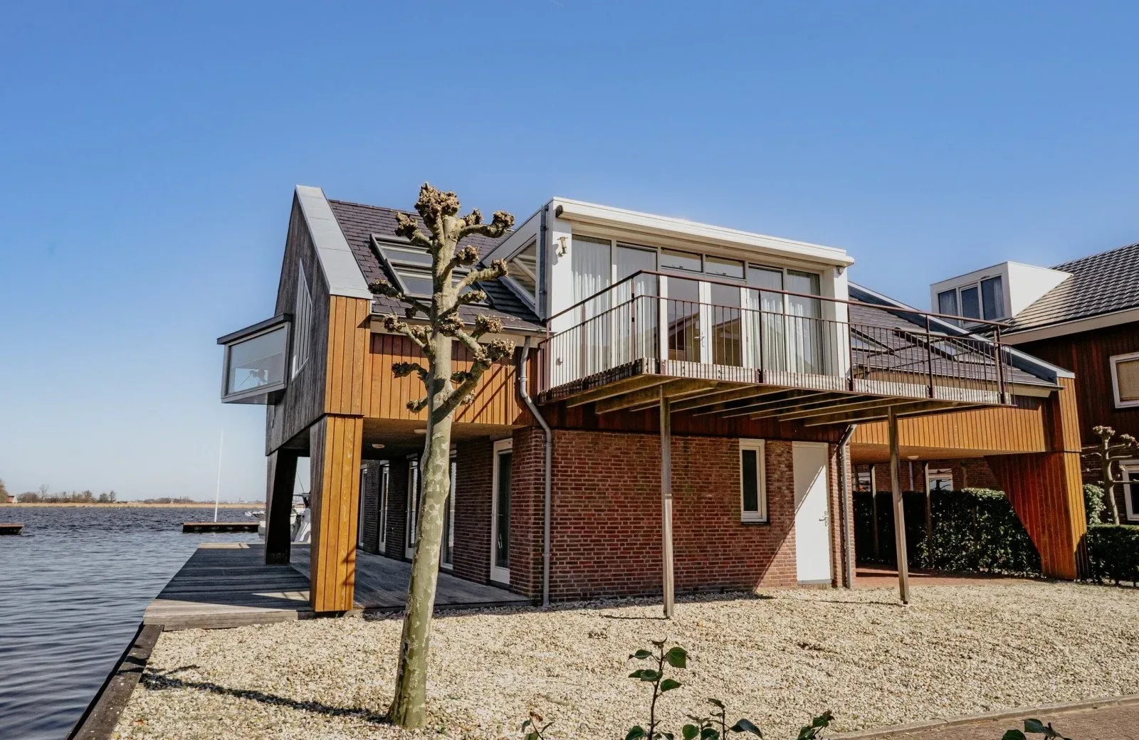 Geräumiges Penthouse am Wasser in Uitgeest für maximal 2 Erwachsene und 2 Kinder. Genießen Sie den Panoramablick über das Uitgeestermeer, eine große eigene Terrasse und eine komfortable Ausstattu..