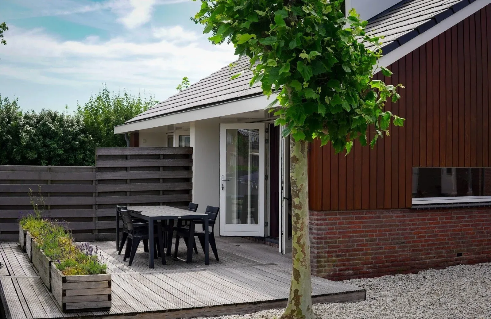Komfortables Ferienhaus am Wasser in Uitgeest für maximal 4 Personen mit eigenem Bootssteg direkt an der Unterkunft. Ideal für alle, die Bootfahren, Natur und einen Urlaub am Uitgeestermeer genieße..