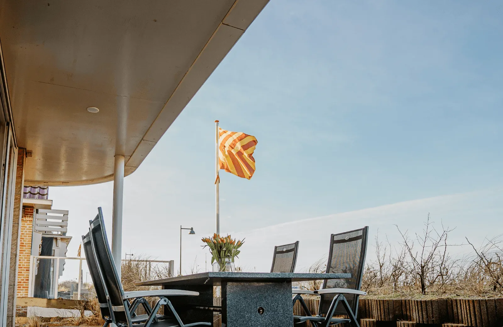 Strandapartment Lobster in Egmond aan Zee für 6 Personen mit 3 Schlafzimmern, Terrasse und Blick auf Meer und Promenade.