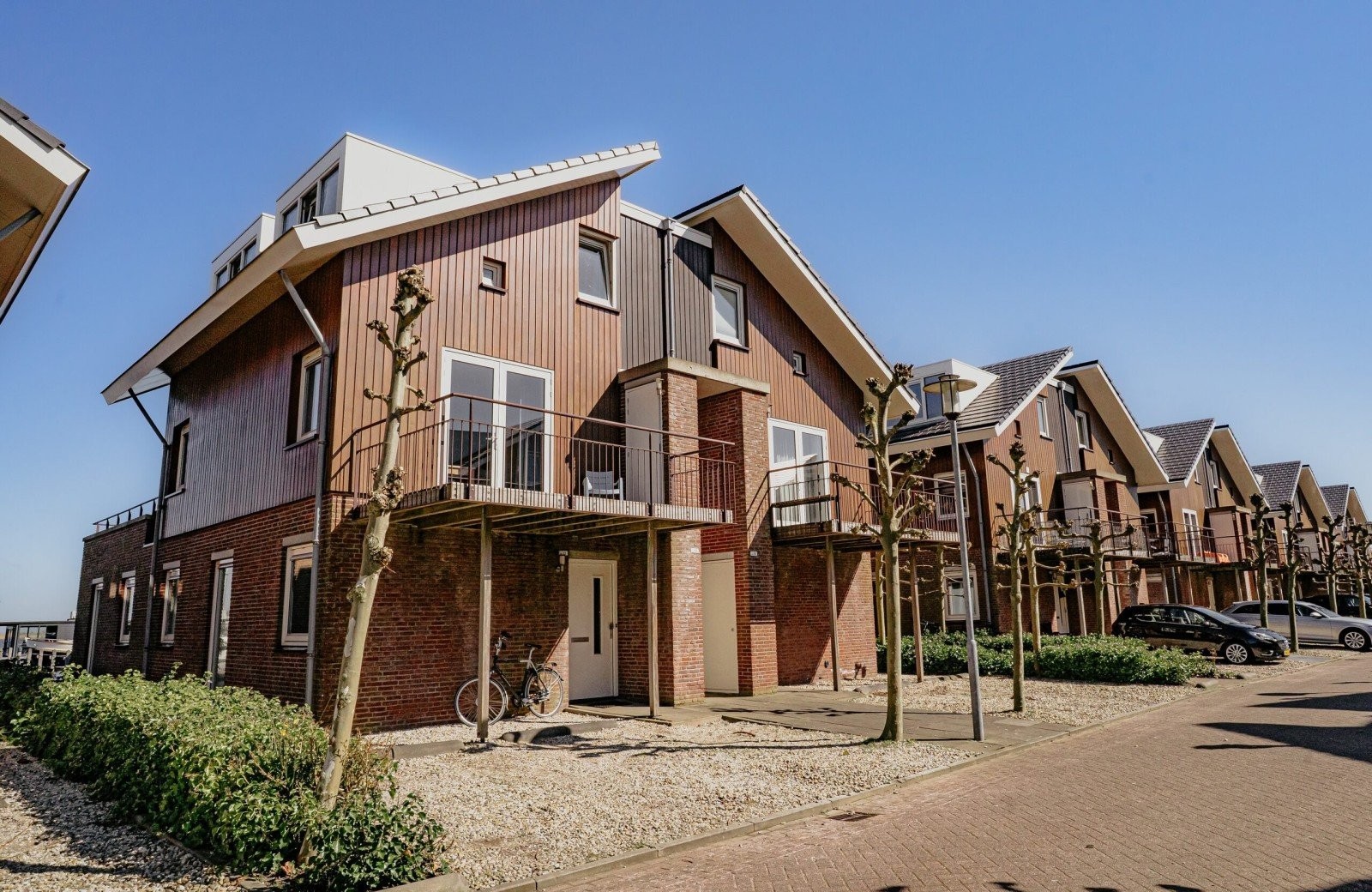 Familienfreundliches Apartment in Uitgeest für 4 Personen, auf zwei Etagen und im ersten Stock gelegen. Genießen Sie eine große möblierte Terrasse mit Hafenblick, zwei Schlafzimmer und eine komple..