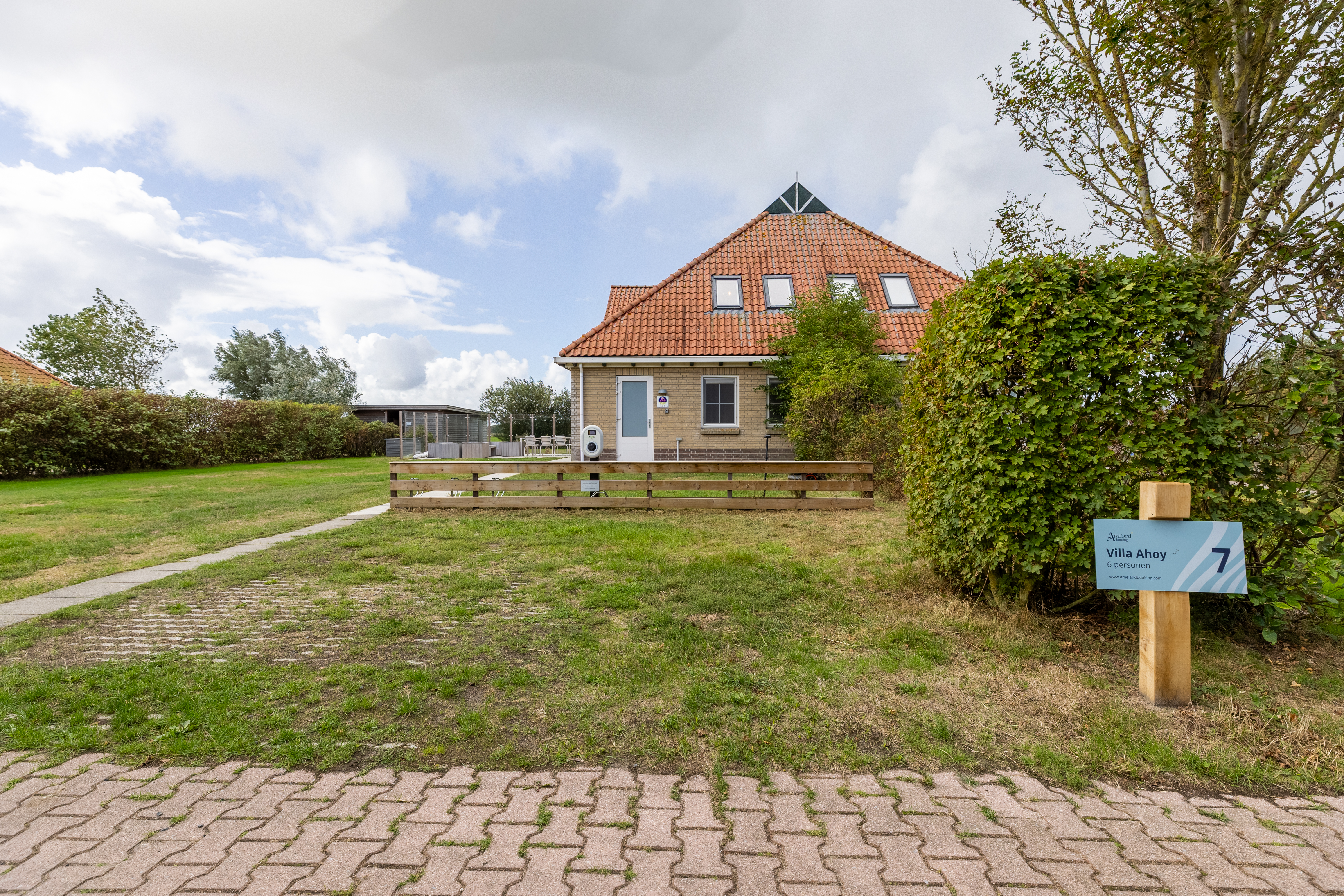 Villa Ahoy is een ruime en comfortabele vakantiewoning voor maximaal 8 personen, rustig gelegen nabij Hollum en Ballum op Ameland. Met een zonnige tuin, sauna en alle voorzieningen is dit de ideale pl..
