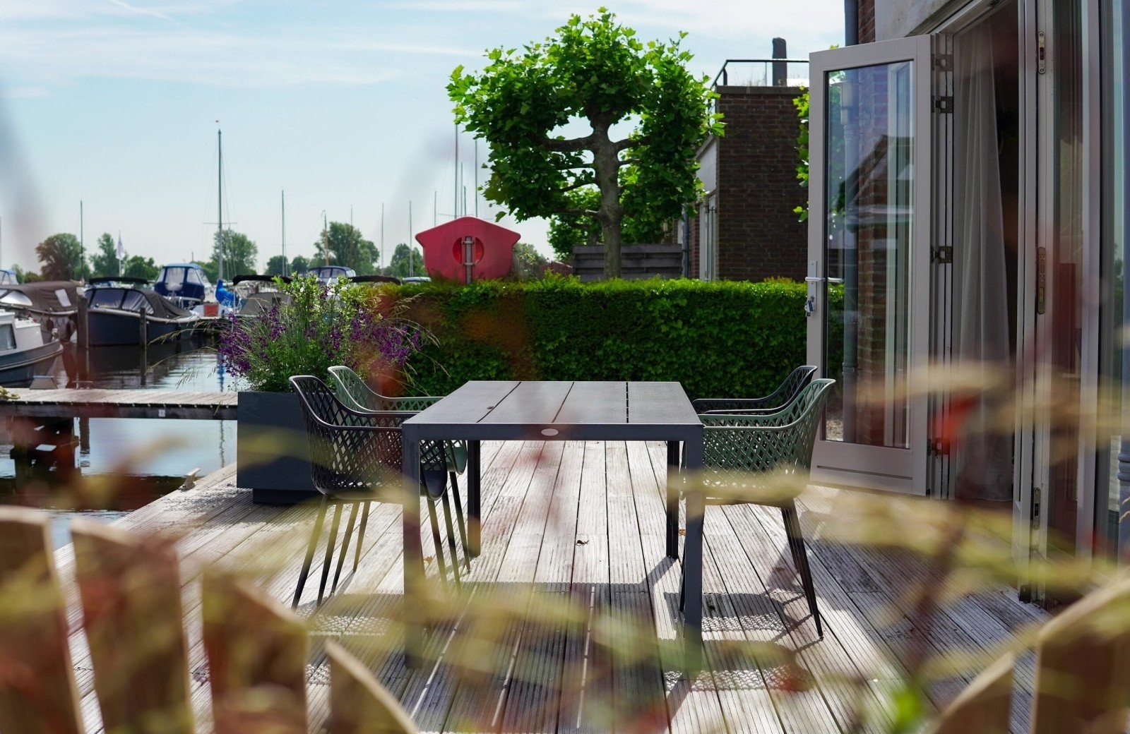 Waterlodge in Uitgeest für 4 Personen mit geräumiger Terrasse direkt am Wasser, komplett ausgestatteter Küche, zwei Schlafzimmern und eigenem Parkplatz.