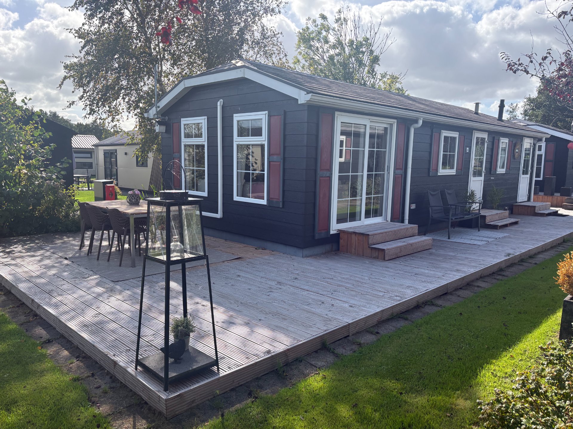 Freistehendes Chalet mit Hartholzterrasse im autofreien Herzen von Giethoorn. Ausgestattet mit einer komplett eingerichteten Küche mit Geschirrspüler, einem komfortablen Schlafzimmer mit Doppelbett ..