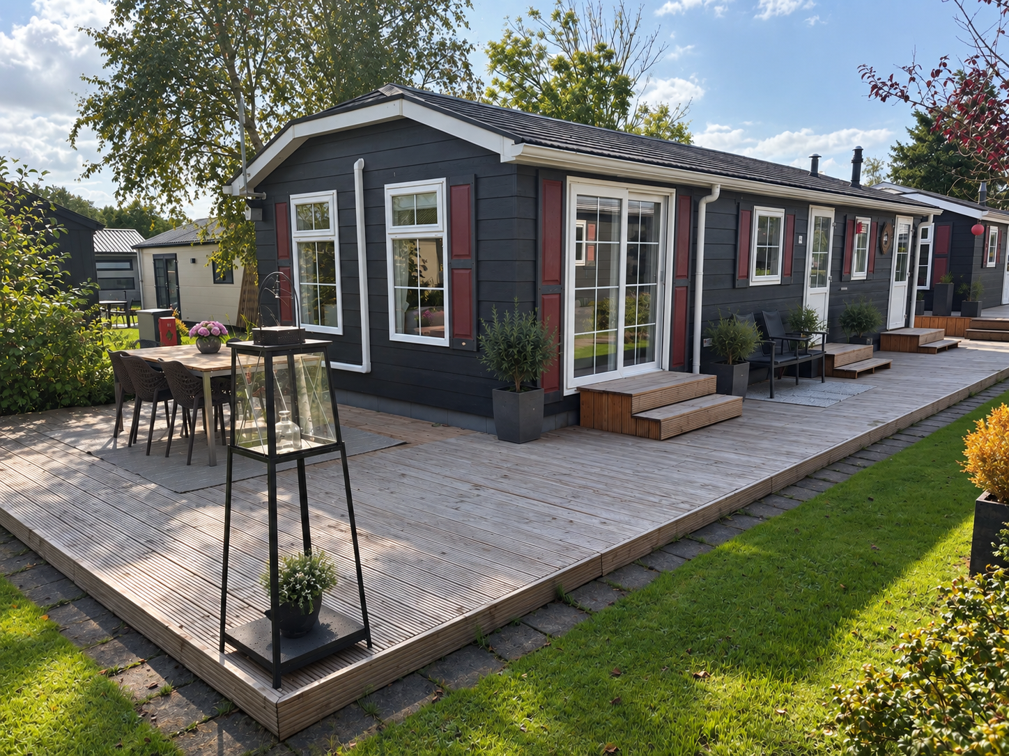 Freistehendes Chalet mit Hartholzterrasse im autofreien Herzen von Giethoorn. Ausgestattet mit einer komplett eingerichteten Küche mit Geschirrspüler, einem komfortablen Schlafzimmer mit Doppelbett ..