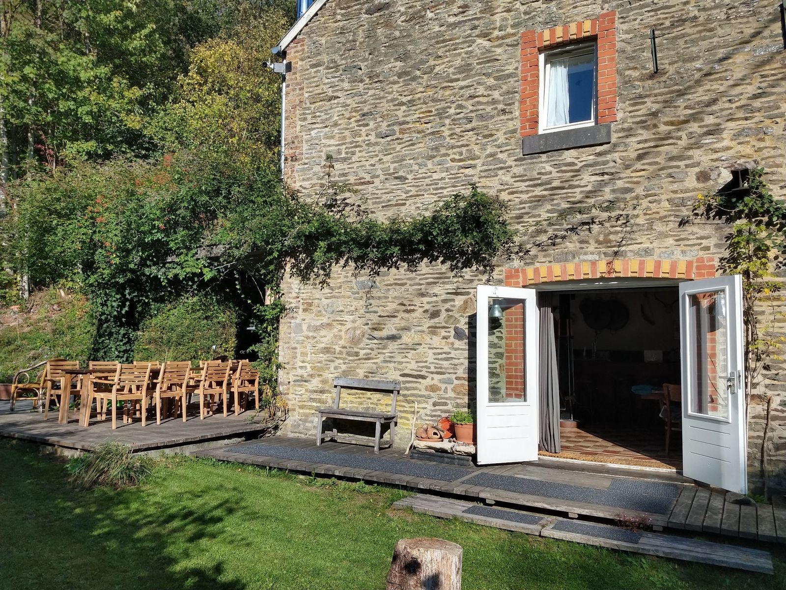 Vakantiehuis la Source de Bru - groepshuis met pizzaoven